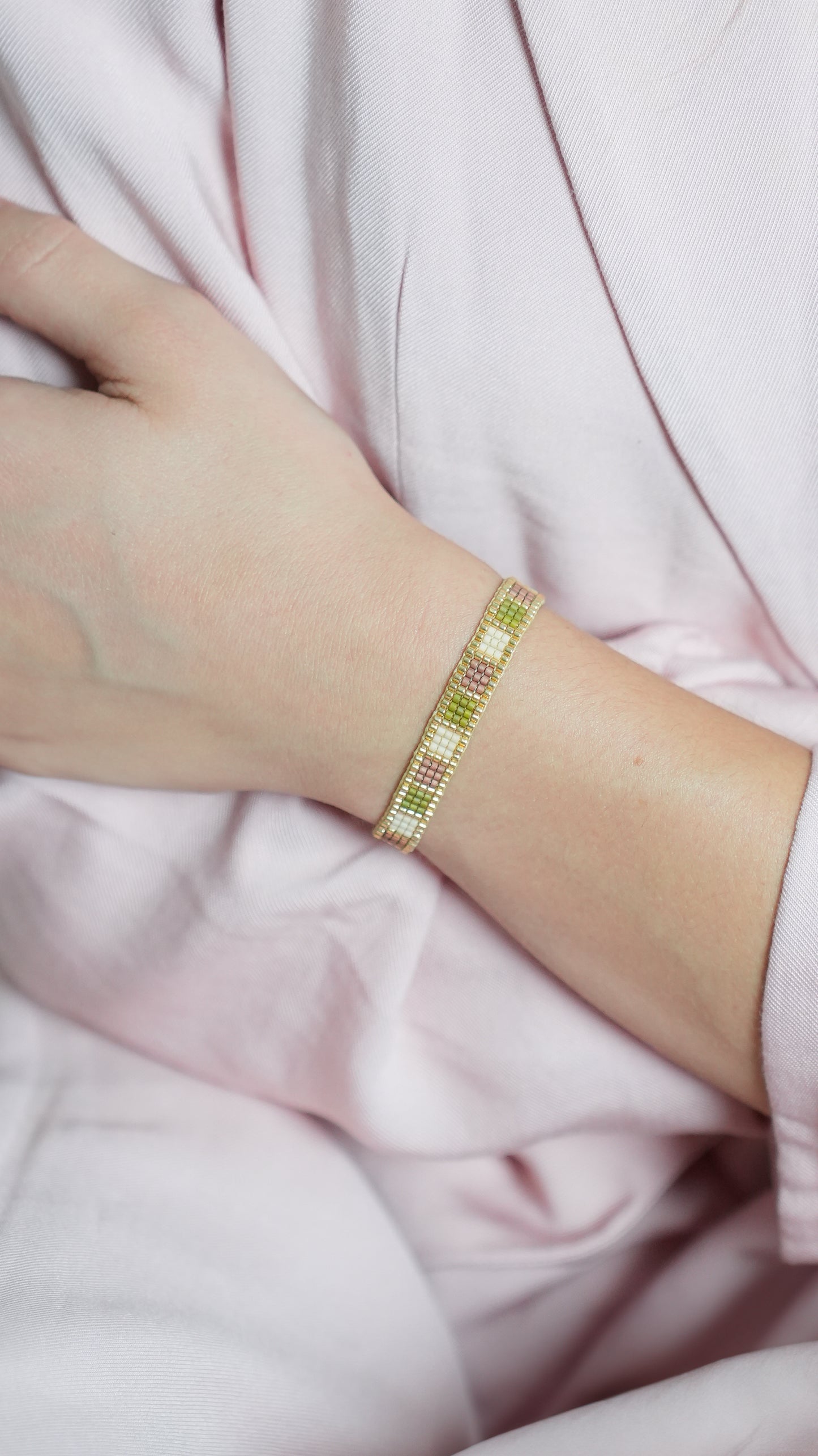 Pulsera Miyuki chica cuadros con orilla en dorado