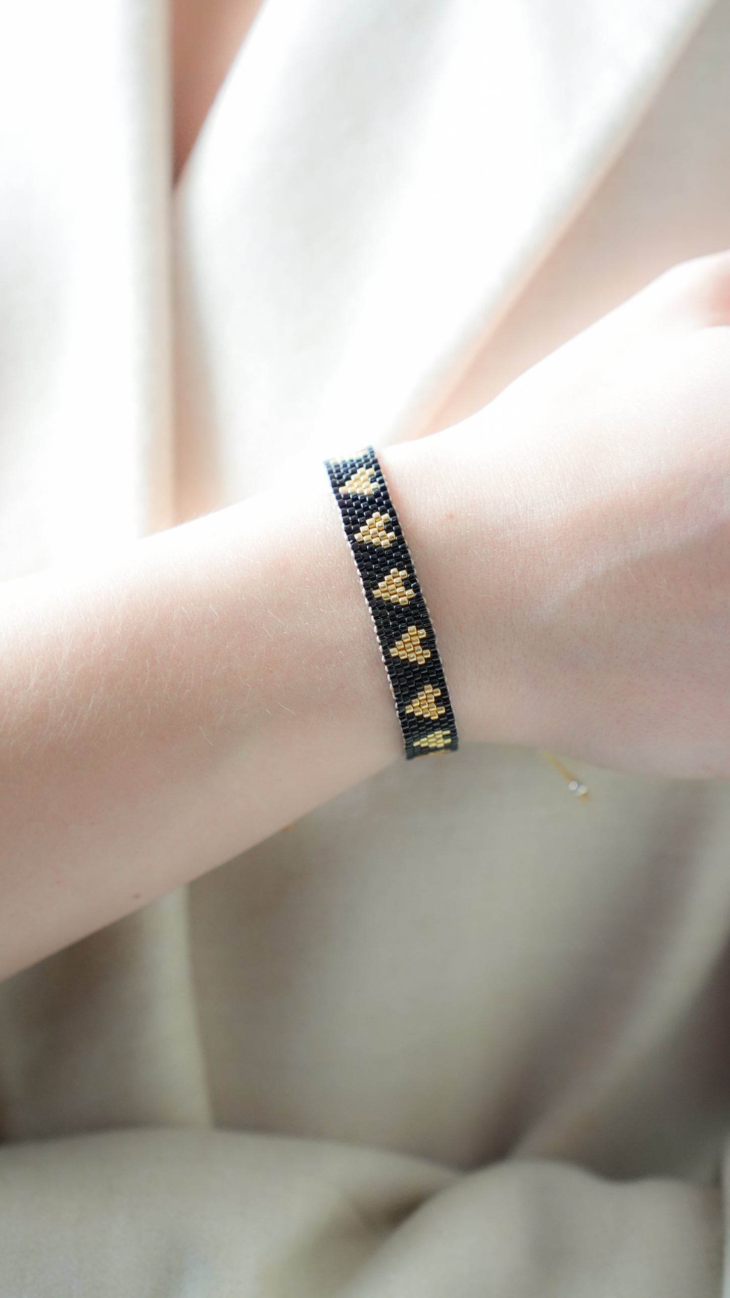 Pulsera Miyuki negro corazones dorados
