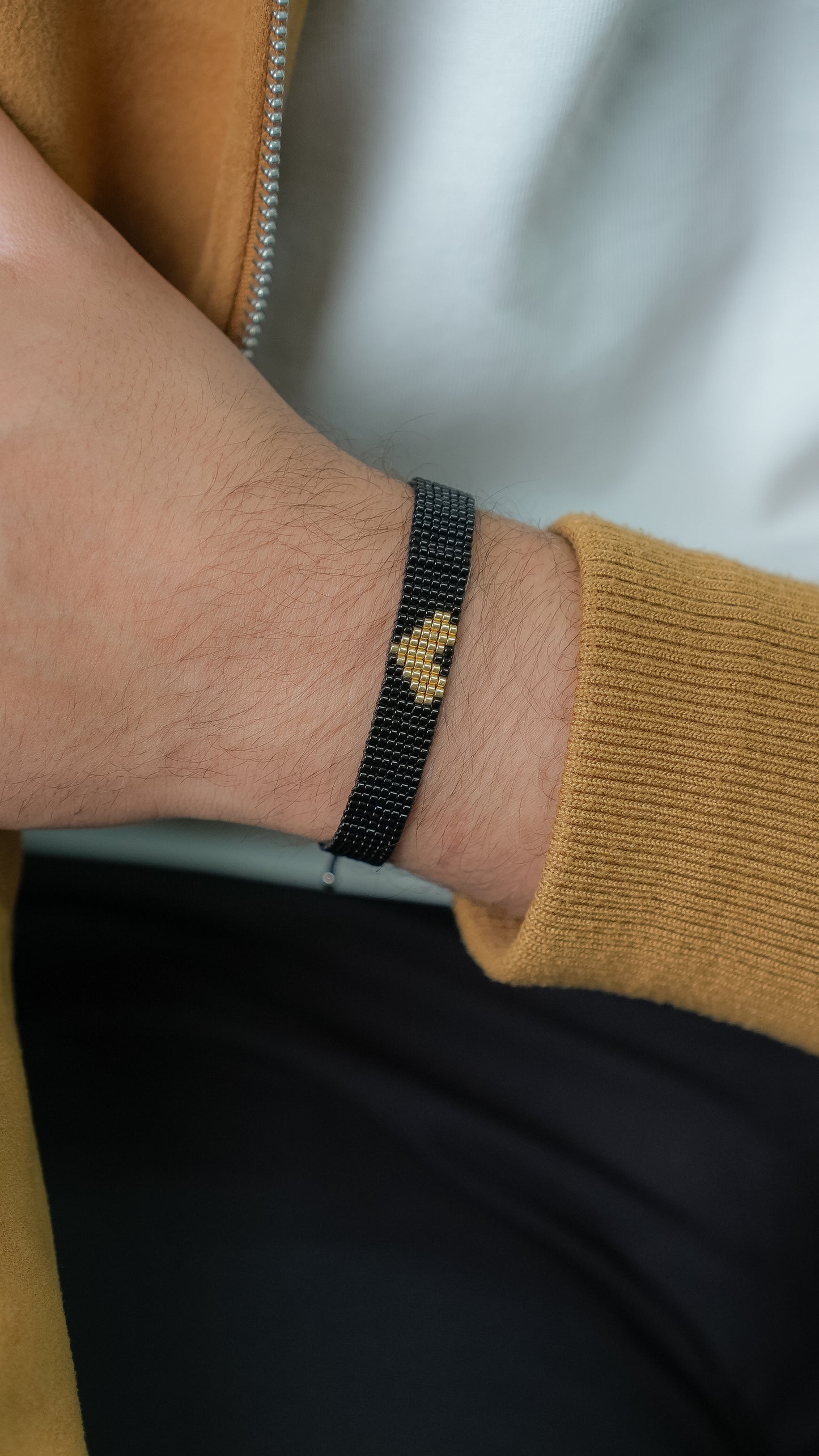 Brazalete Miyuki negro CORAZÓN dorado