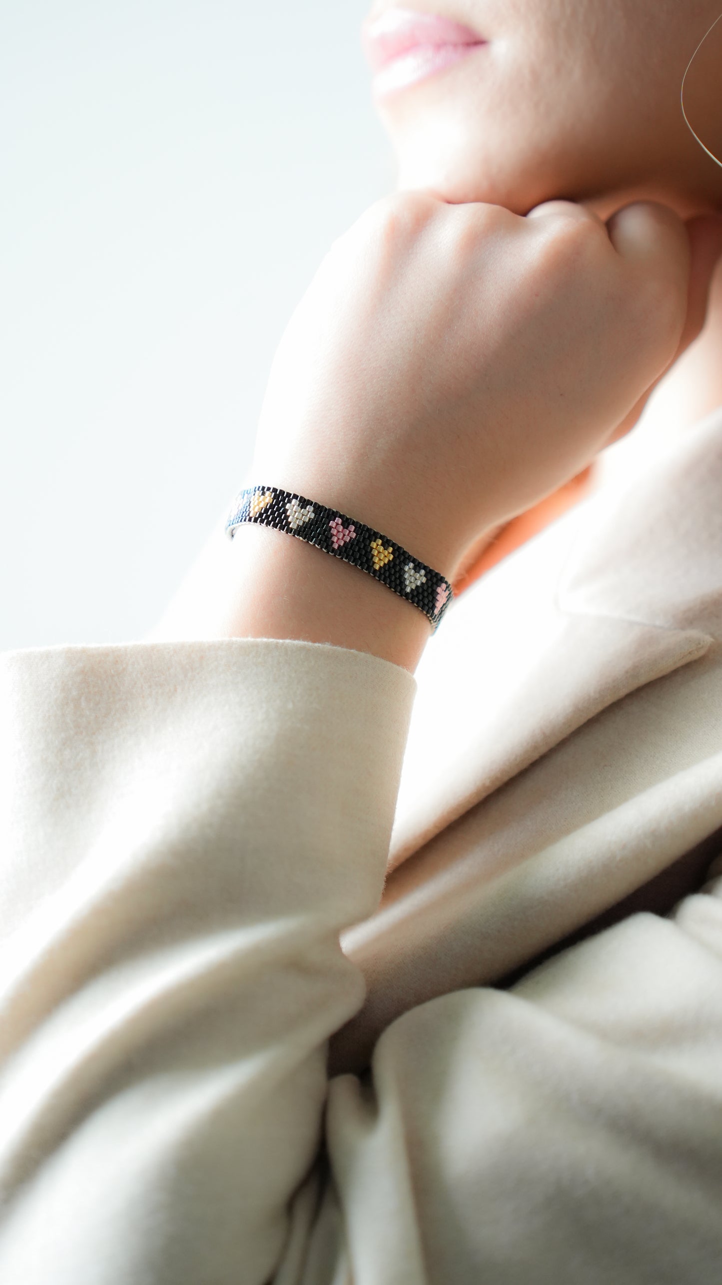 Pulsera Miyuki negro corazones metálicos