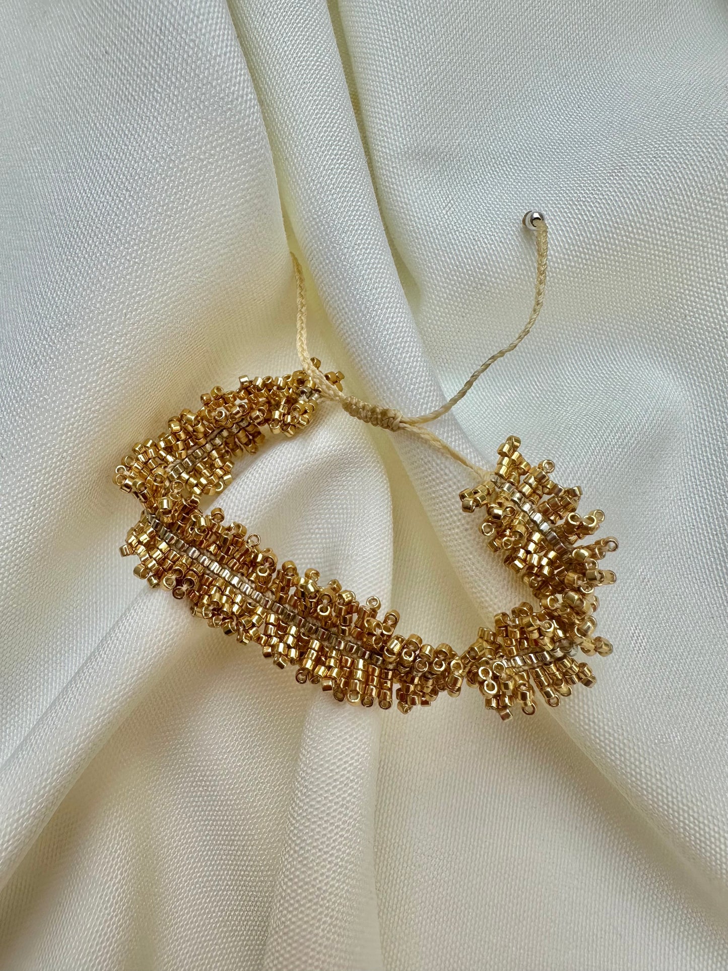 Brazalete Miyuki Flecos dorada