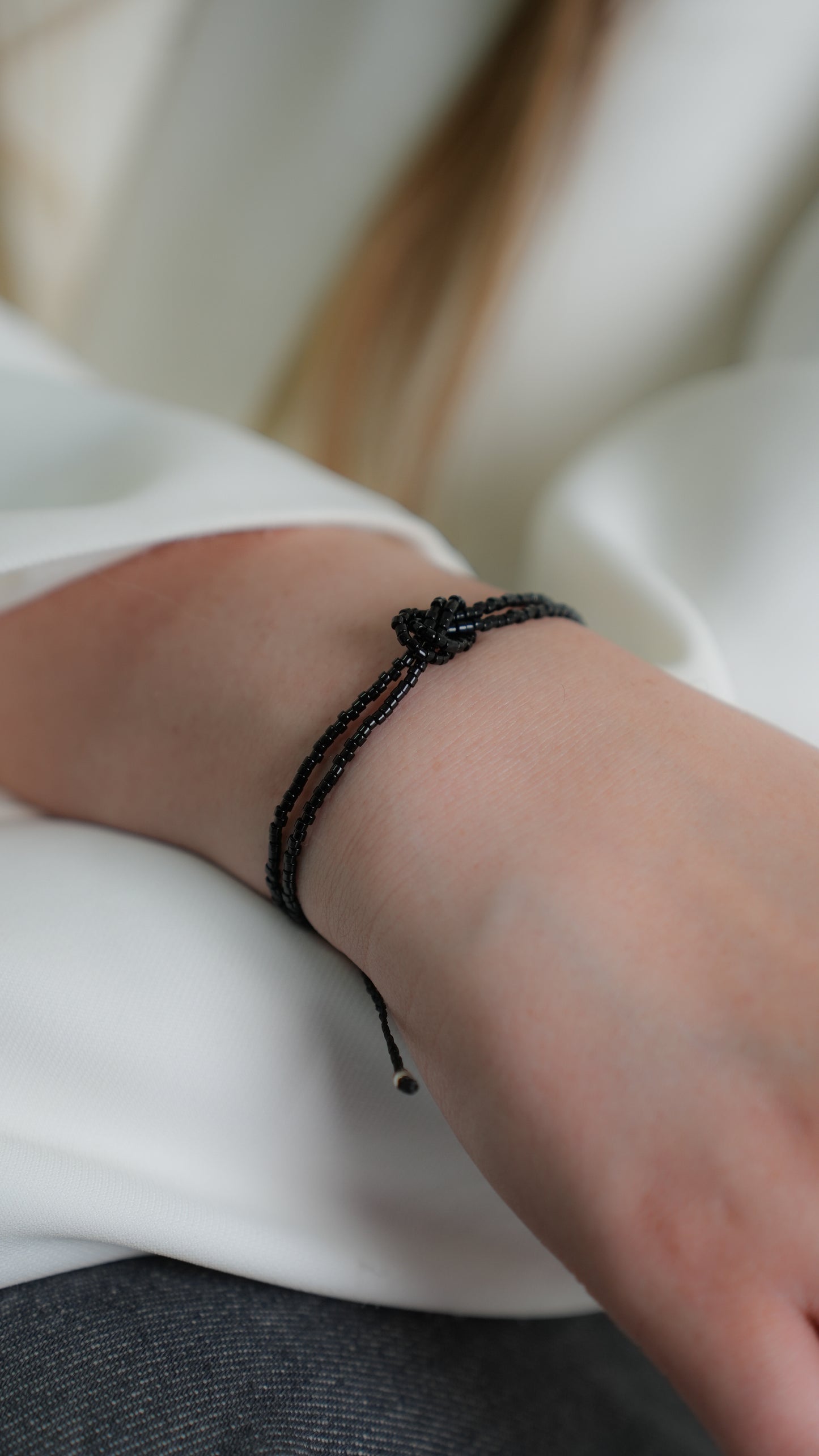 Pulsera Miyuki nudo negra