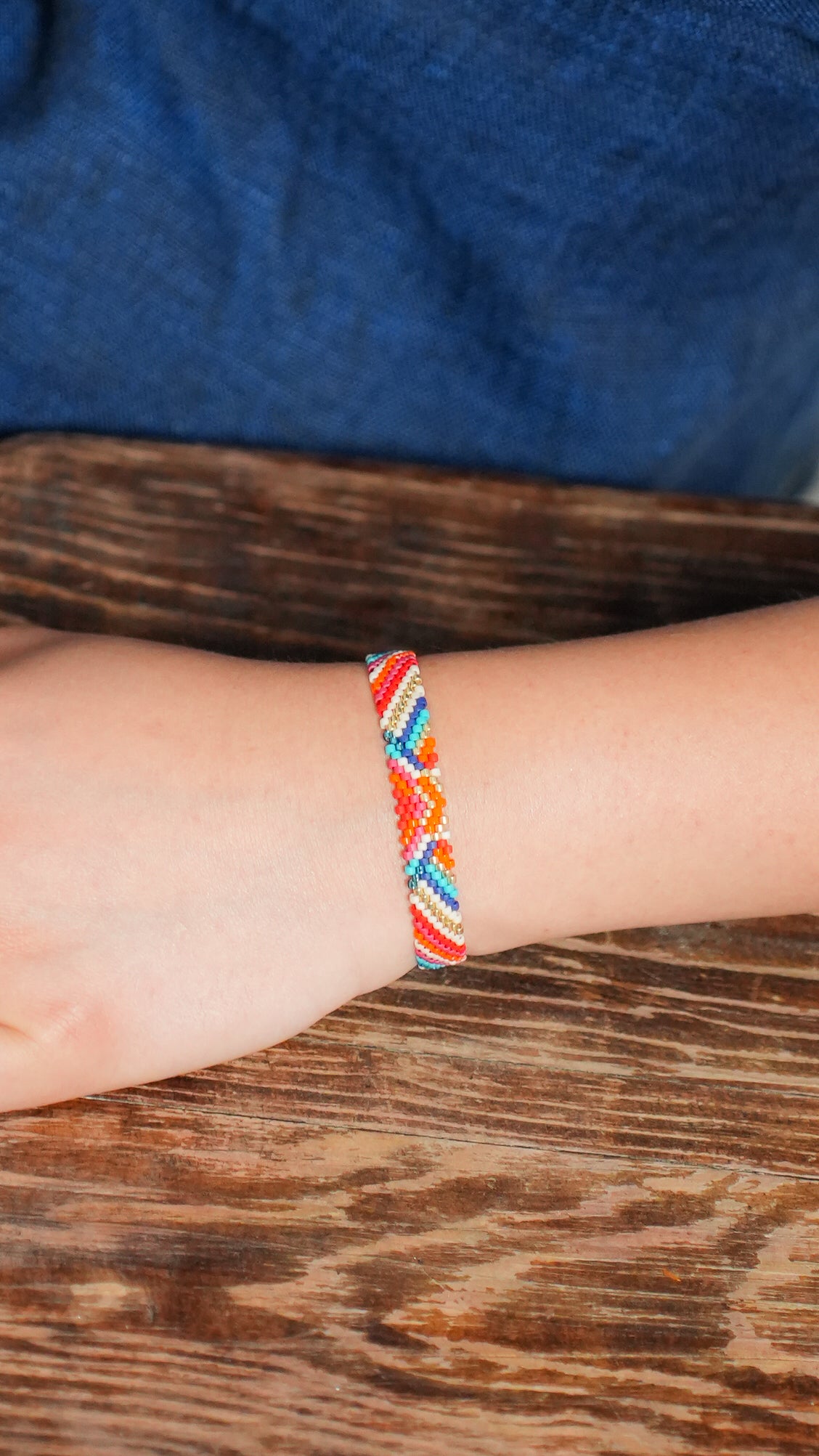 Pulsera Miyuki chica triangulo al frente con diagonal colores