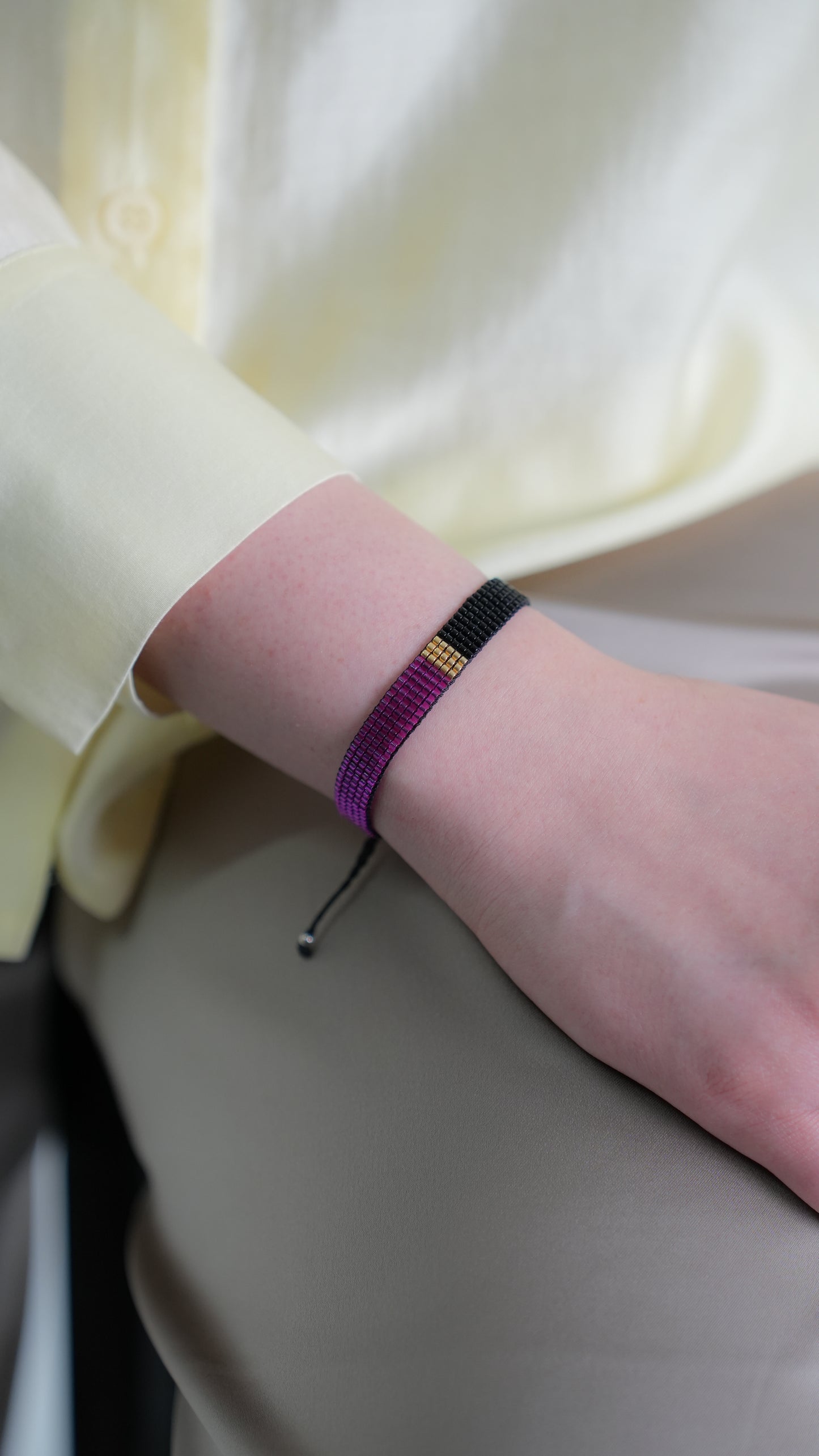 Pulsera Miyuki chica morado y negro con centro oro