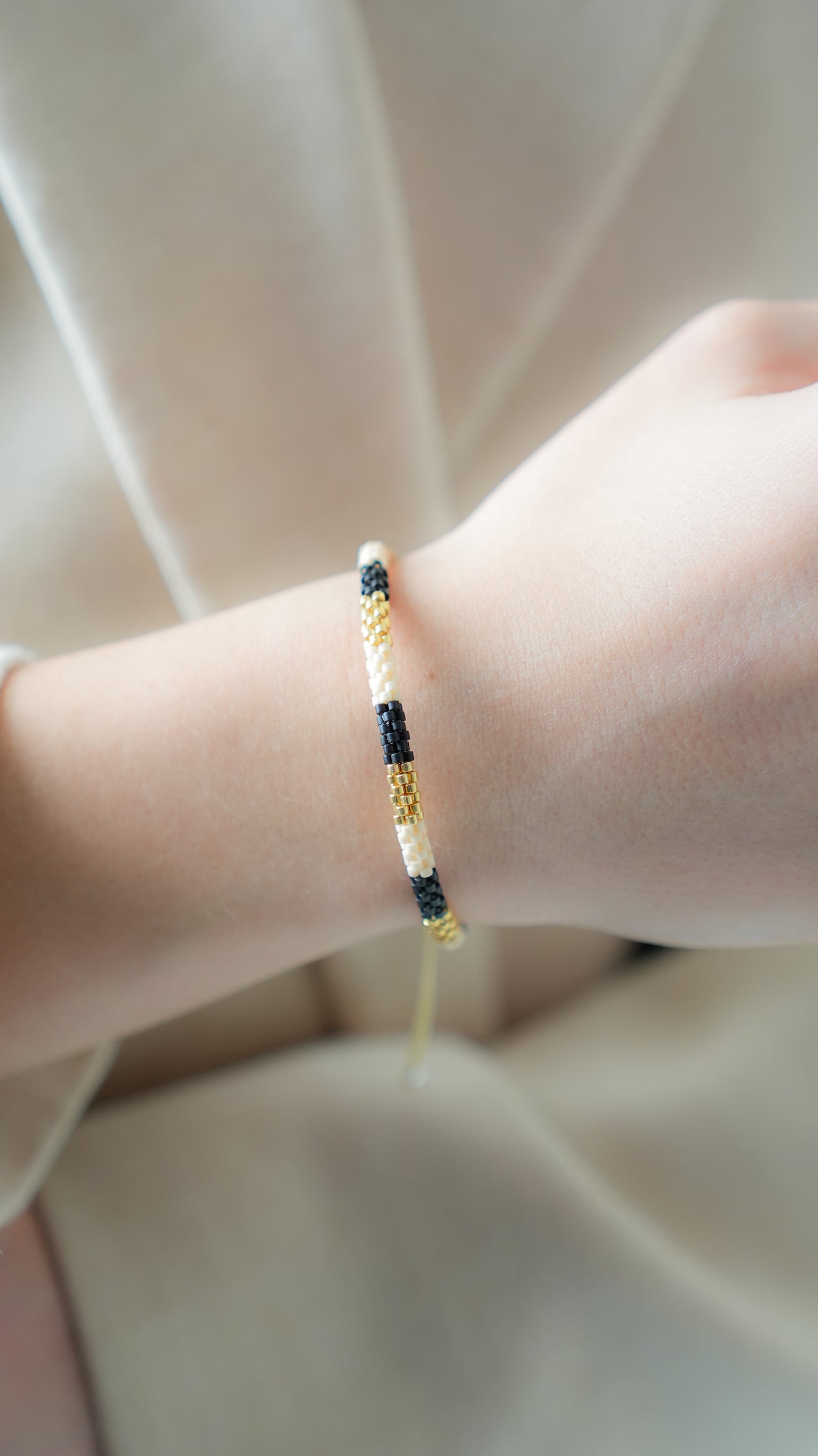 Pulsera Miyuki redonda nude negro oro