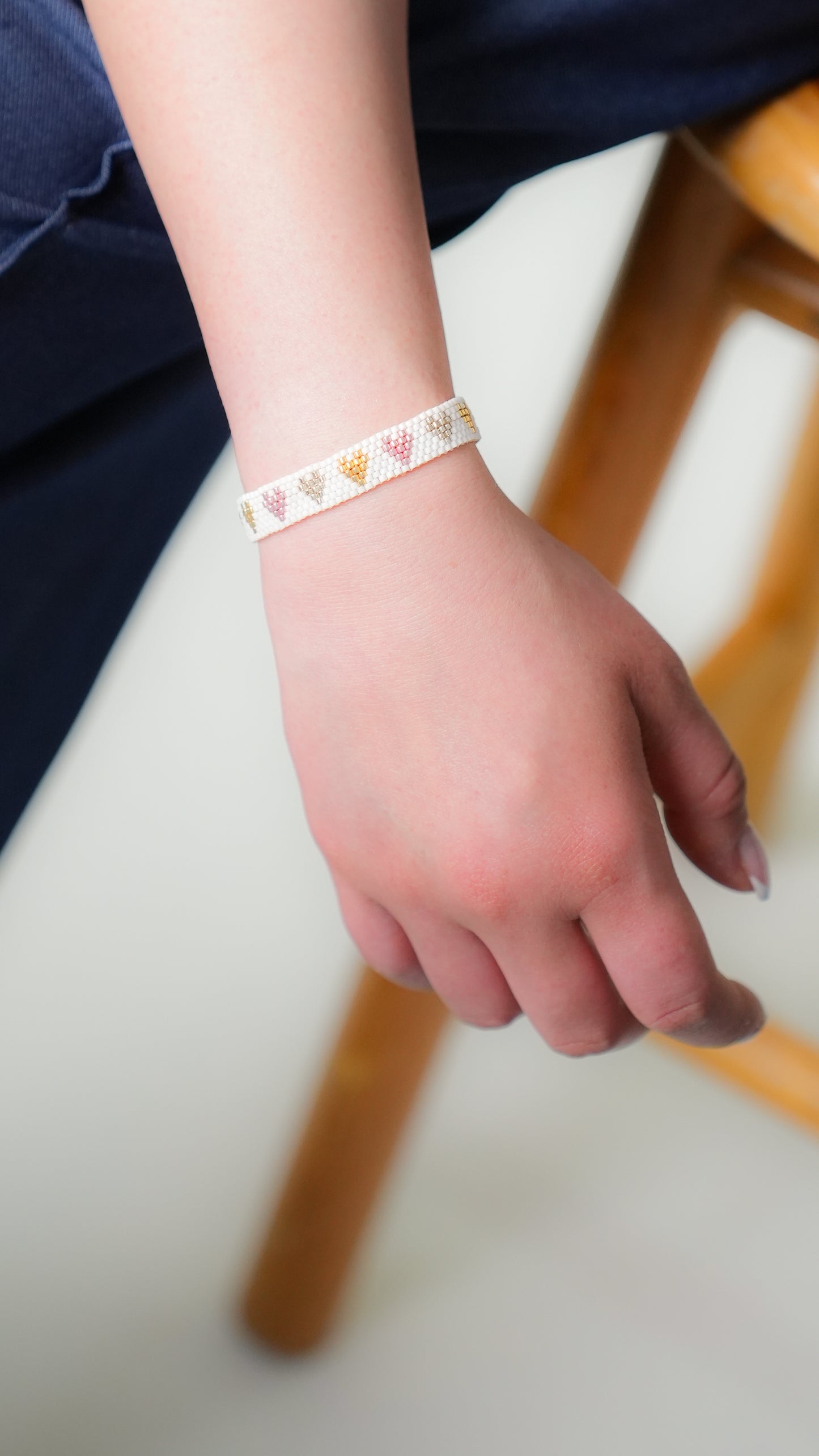 Pulsera Miyuki blanca corazones metálicos