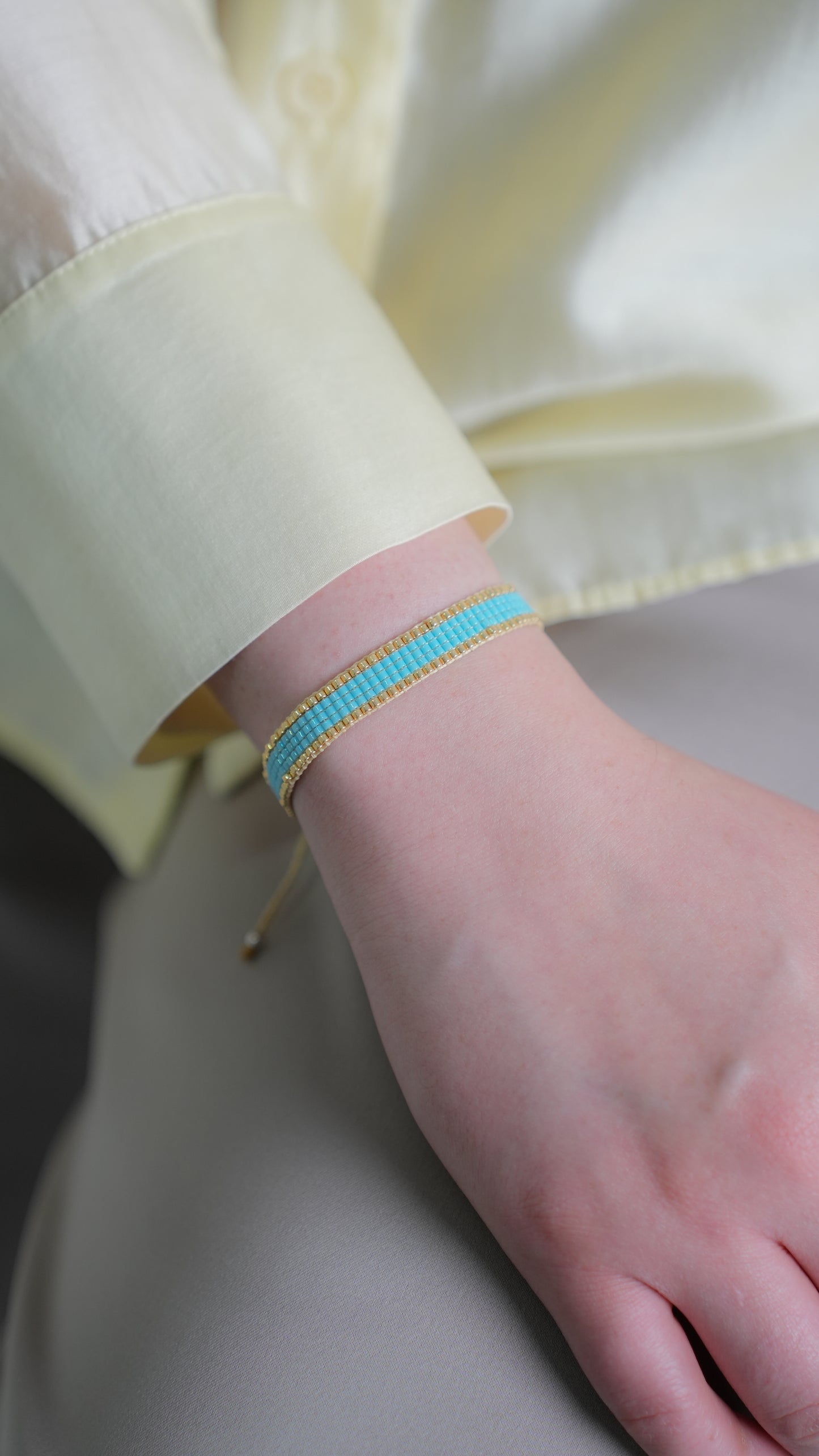 Pulsera Miyuki chica azul orilla oro