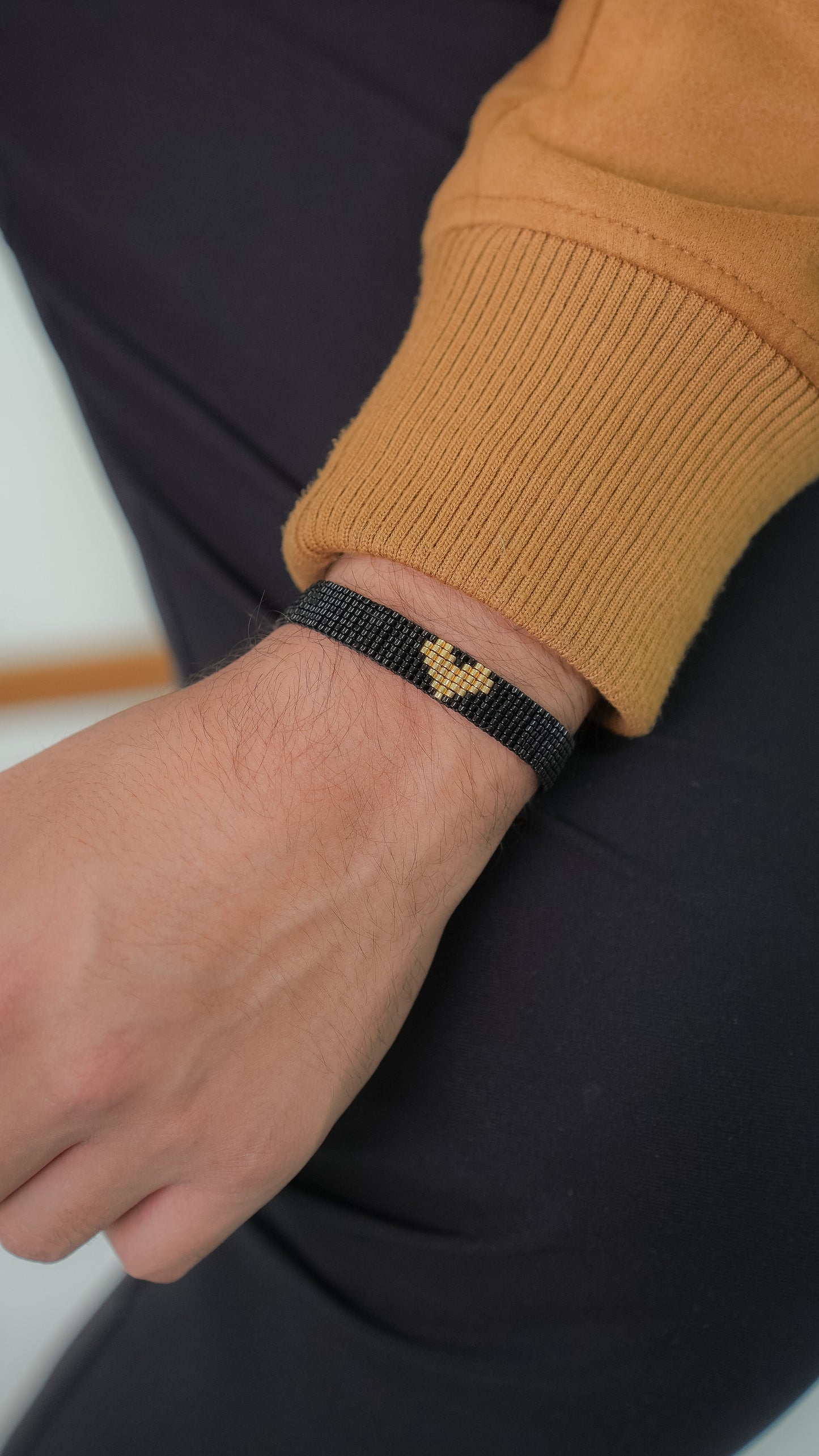 Brazalete Miyuki negro CORAZÓN dorado