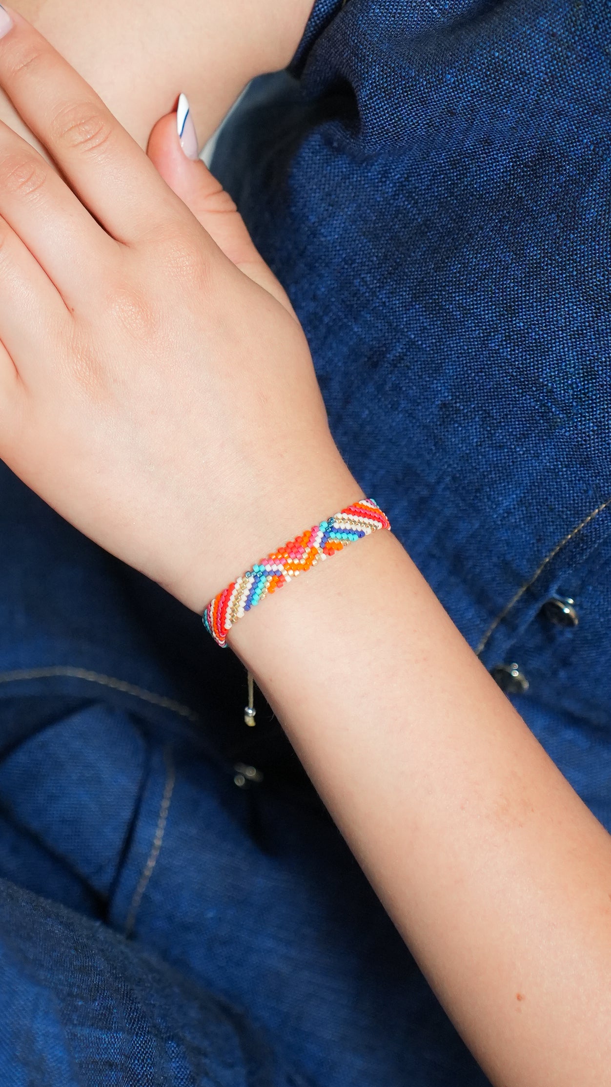 Pulsera Miyuki chica triangulo al frente con diagonal colores