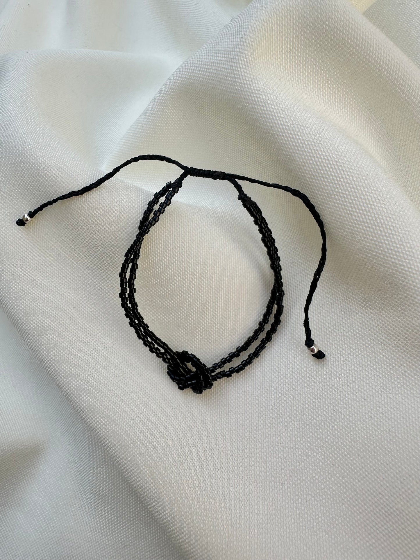 Pulsera Miyuki nudo negra