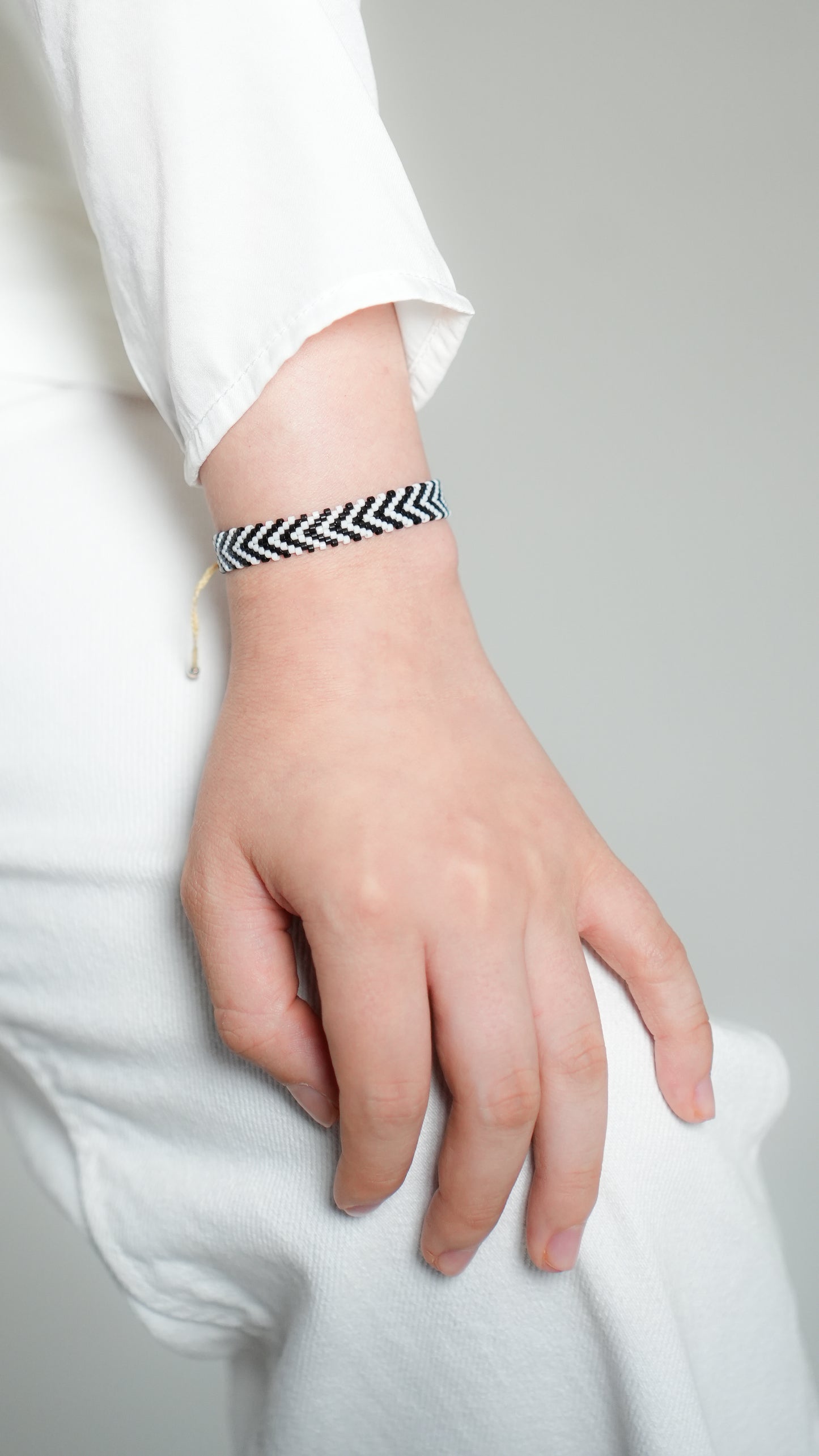 Pulsera Miyuki chica flechas blanco negro