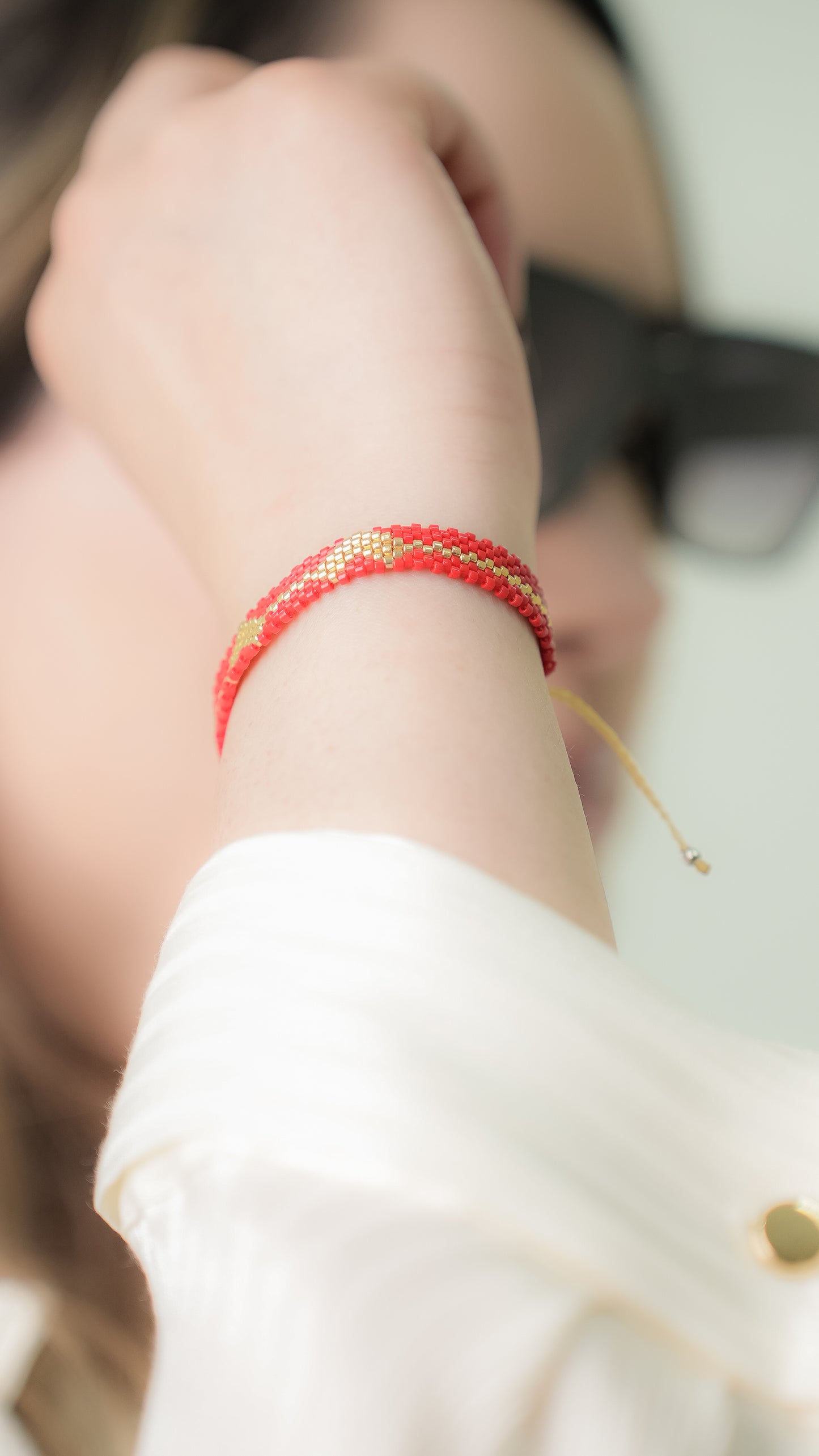 Pulsera Miyuki chica rojo corazones oro