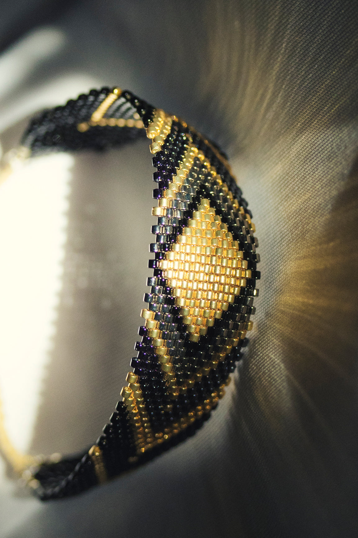 Pulsera Miyuki grande Rombo negro dorado