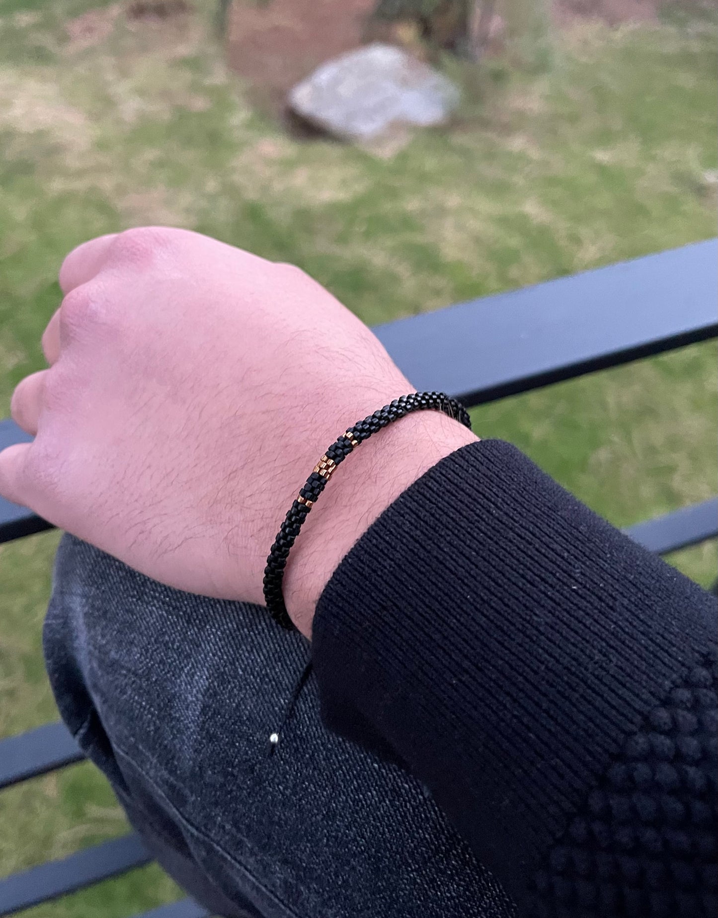 Pulsera Miyuki Caballero redonda negro centro ocre