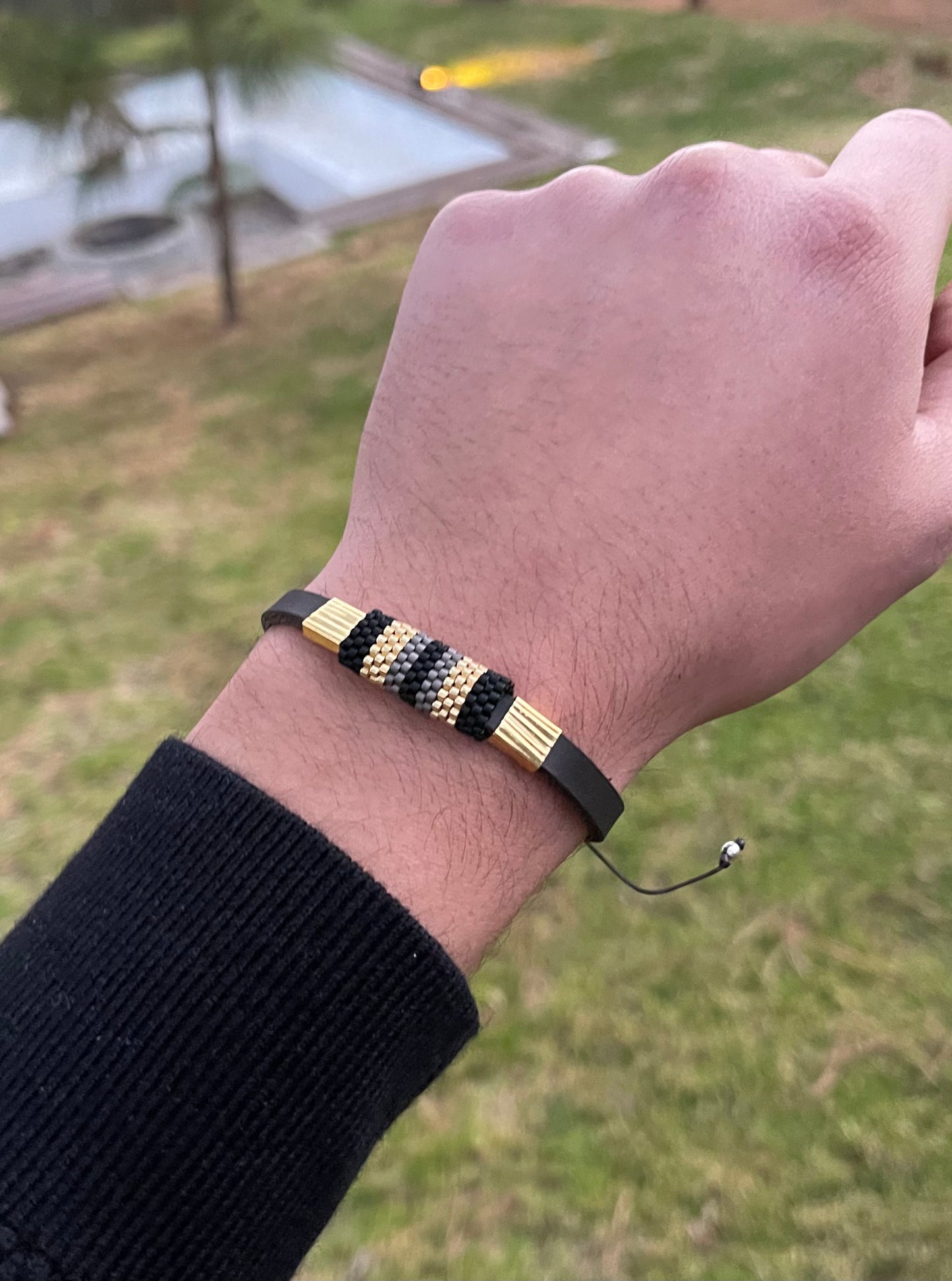 Pulsera Miyuki Caballero cuero y herraje gris negro