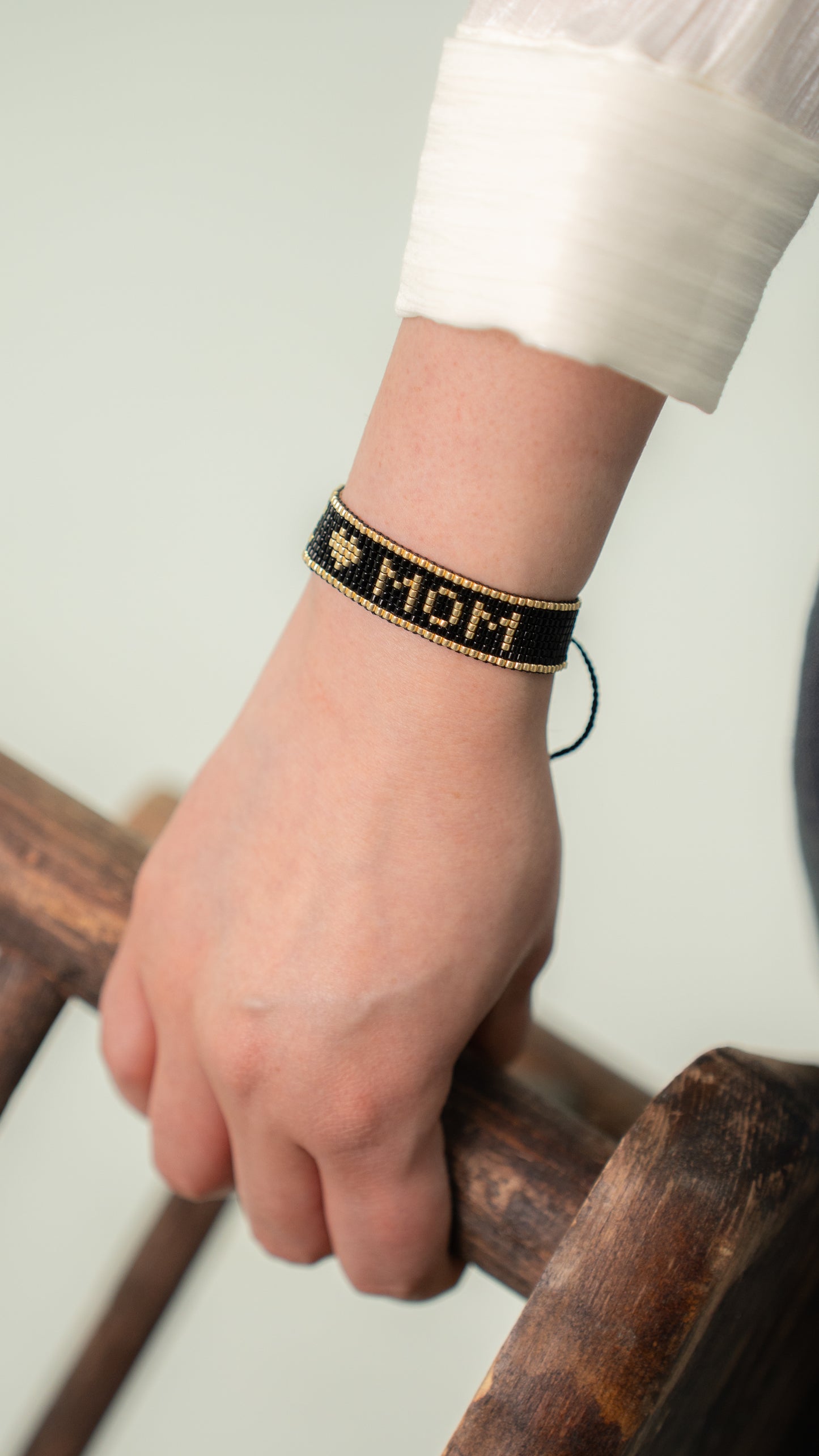 Brazalete I LOVE MOM negra con dorado