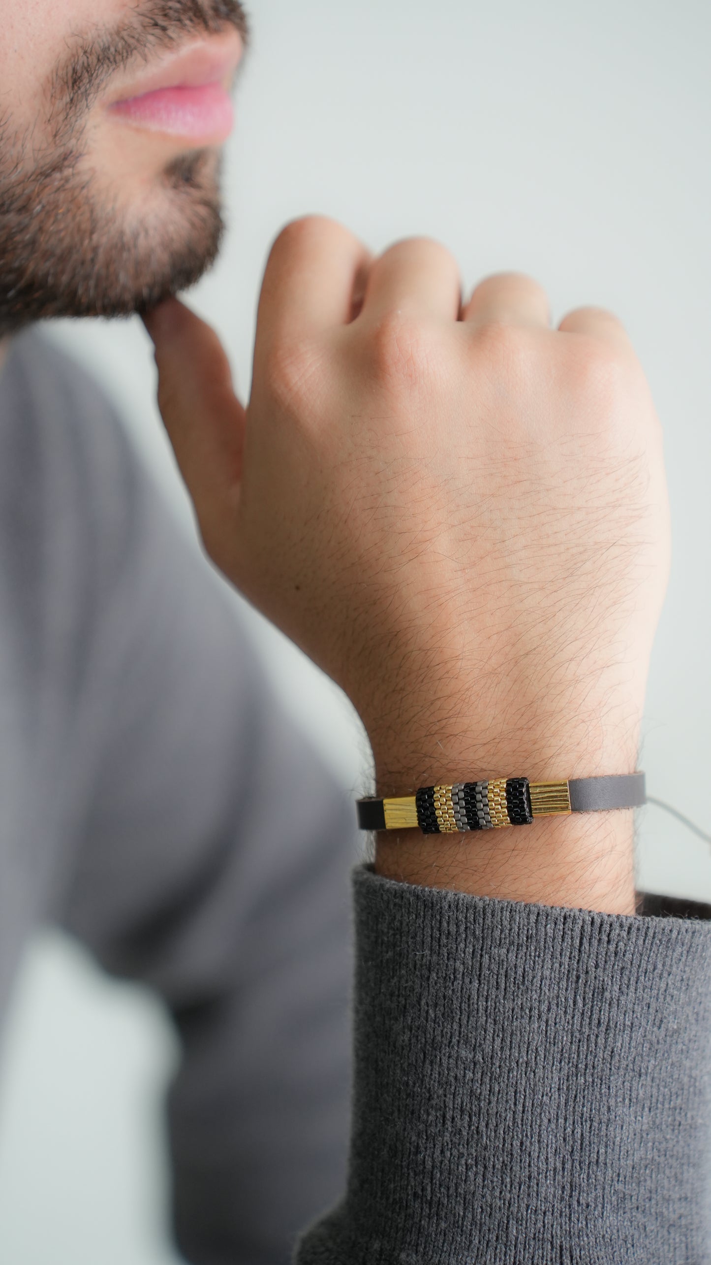 Pulsera Miyuki Caballero cuero y herraje gris negro