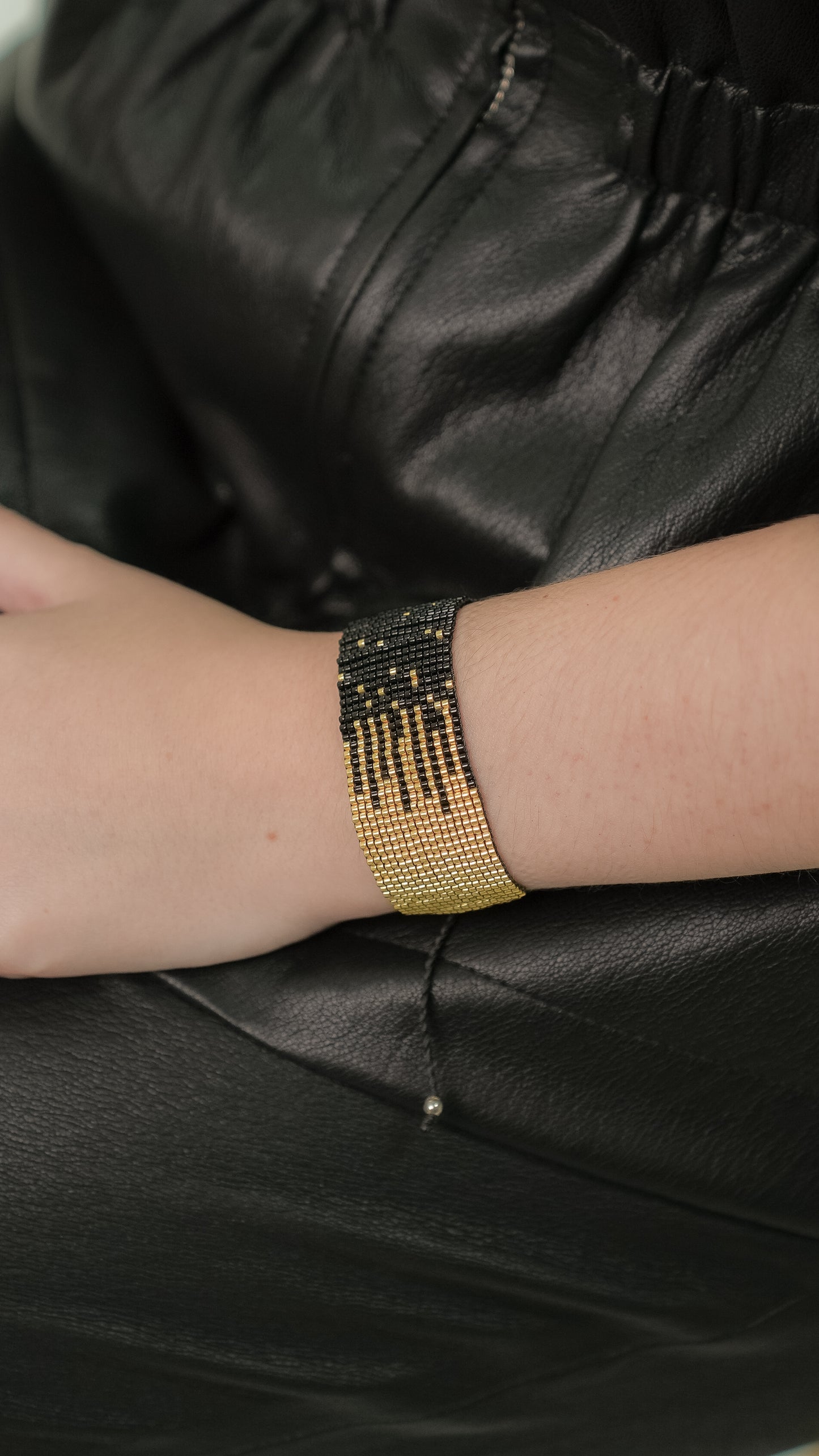 Brazalete Miyuki negro y dorado