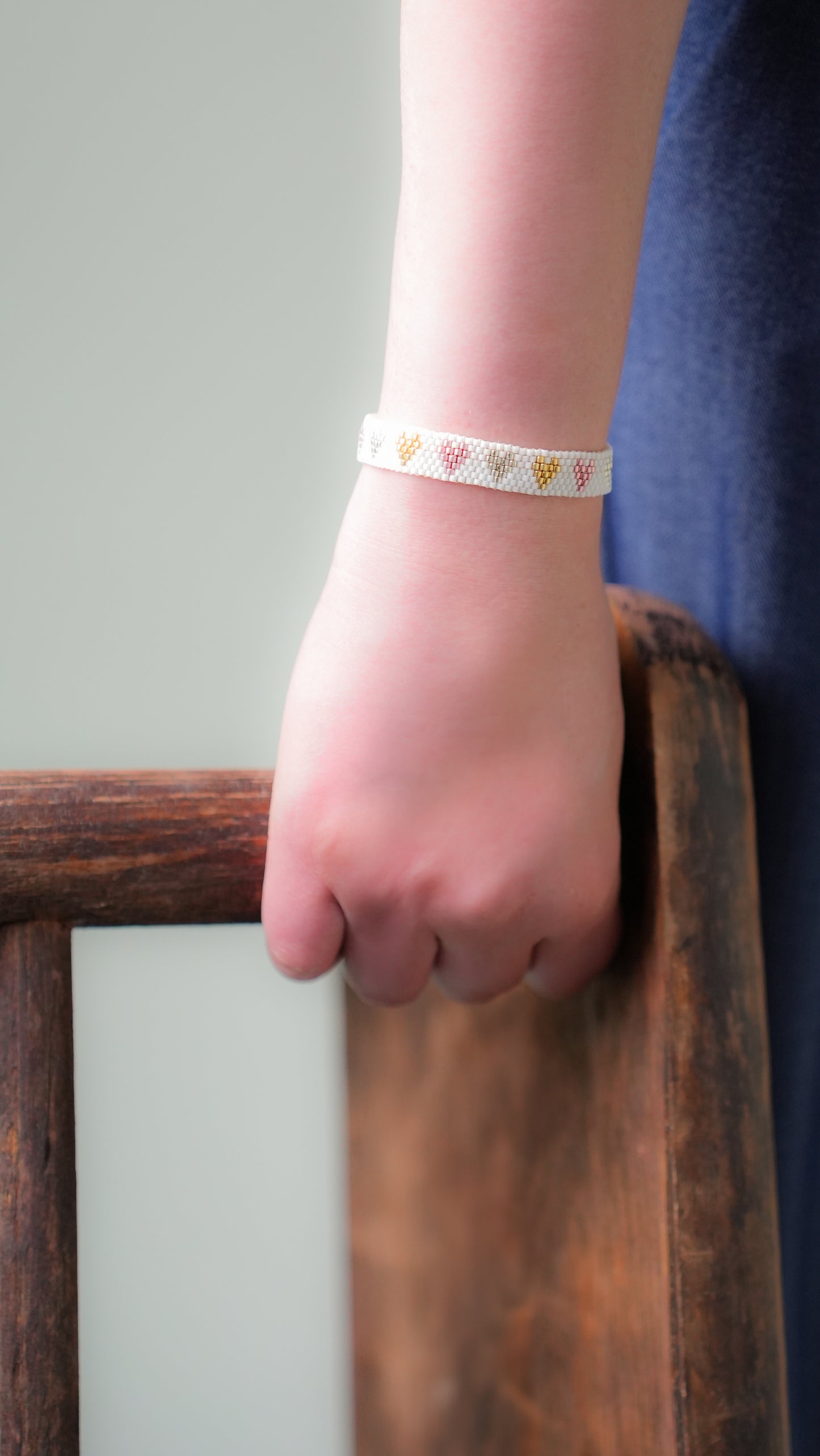 Pulsera Miyuki blanca corazones metálicos