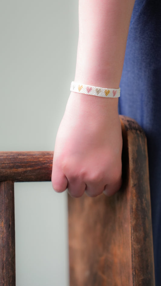 Pulsera Miyuki blanca corazones metálicos