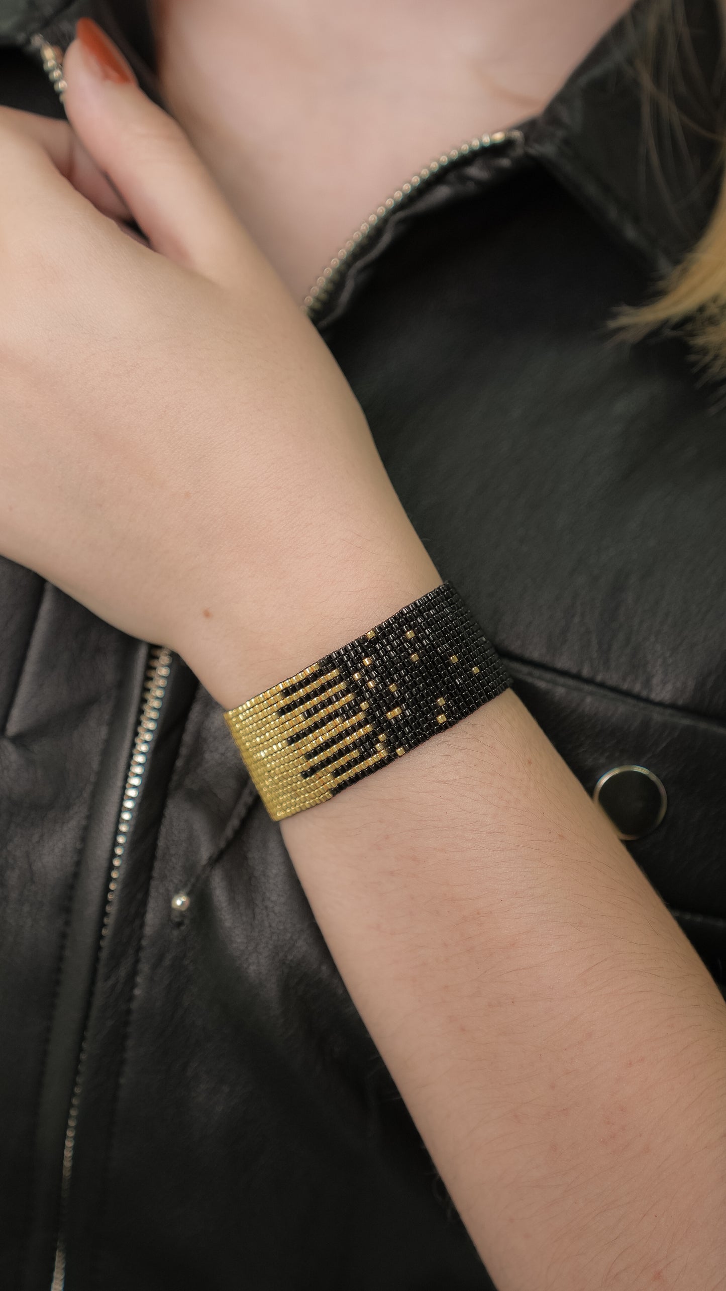 Brazalete Miyuki negro y dorado