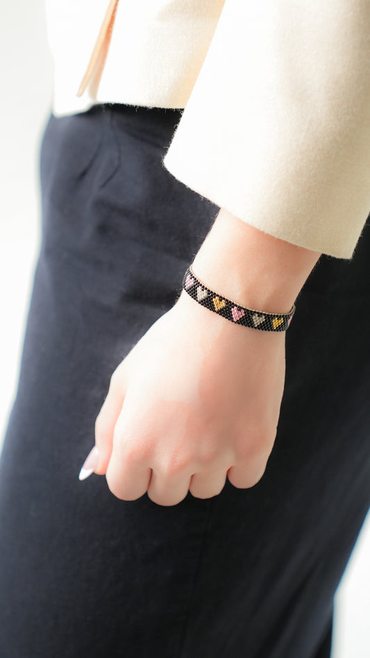 Pulsera Miyuki negro corazones metálicos