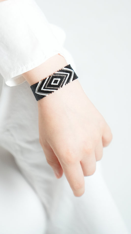 Pulsera Miyuki grande rombo negro blanco