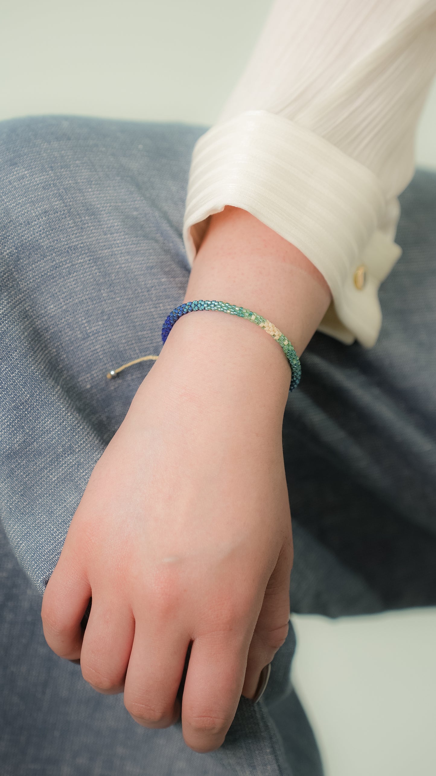 Pulsera Miyuki redonda combinacion azules con blanco