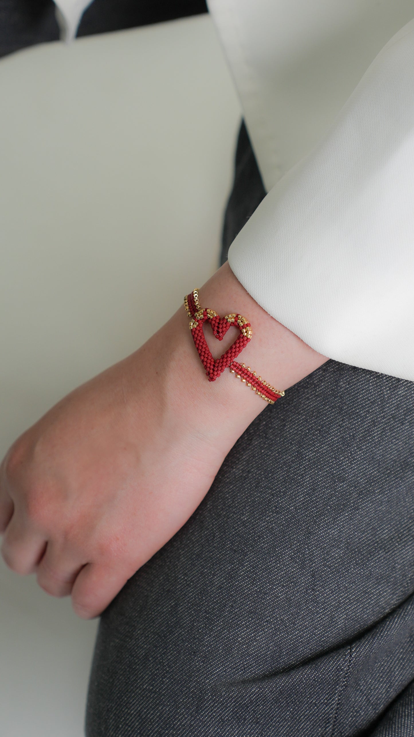 Pulsera Miyuki Corazón tinto oro 3D