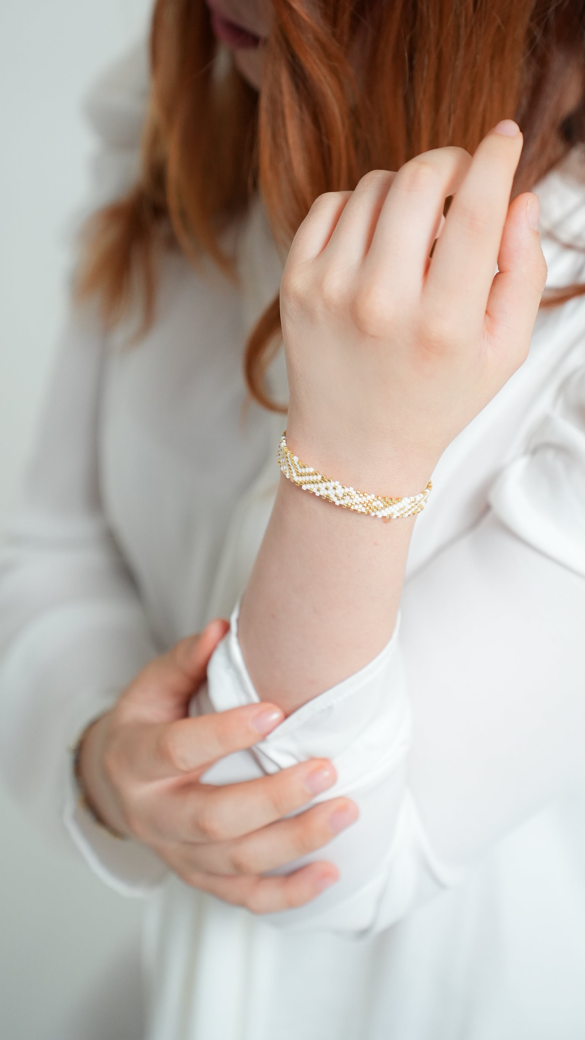 Pulsera Miyuki chica blanca piramide dorada