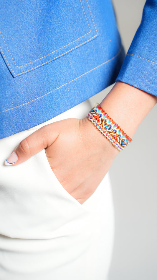 Pulsera Miyuki grande lineas doradas y grecas rojo azul