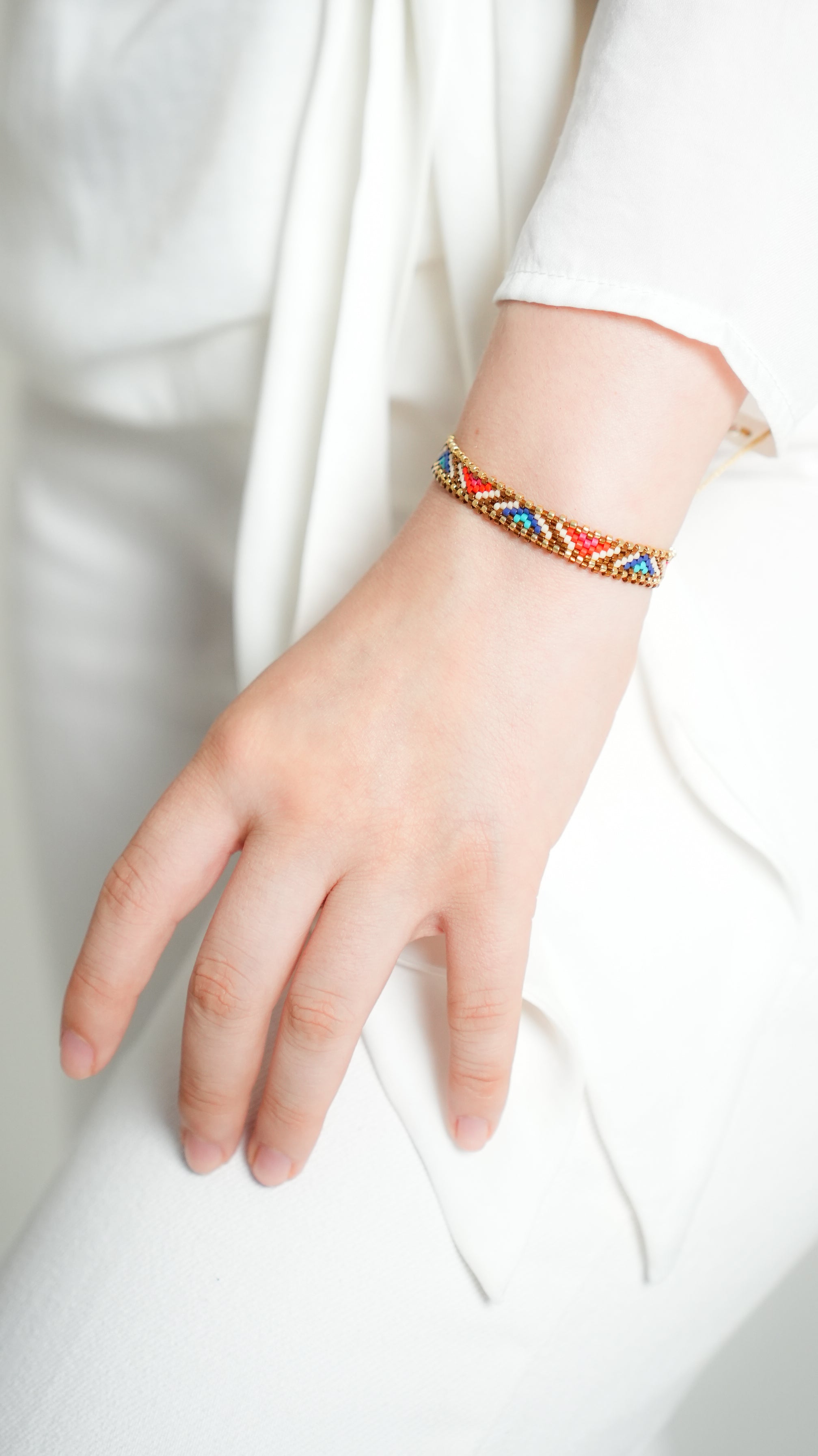 Pulsera Miyuki chica lineas doradas y triangulos rojo azul