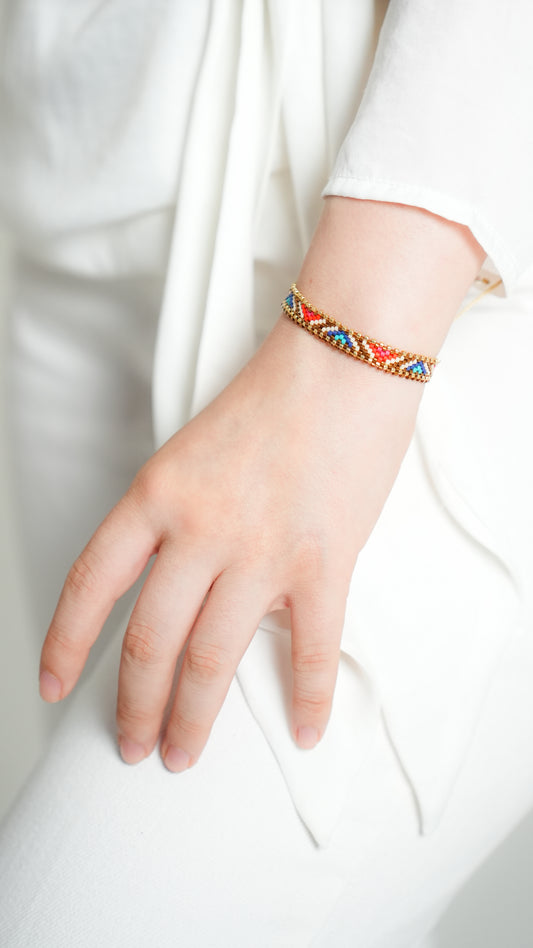 Pulsera Miyuki chica lineas doradas y triangulos rojo azul