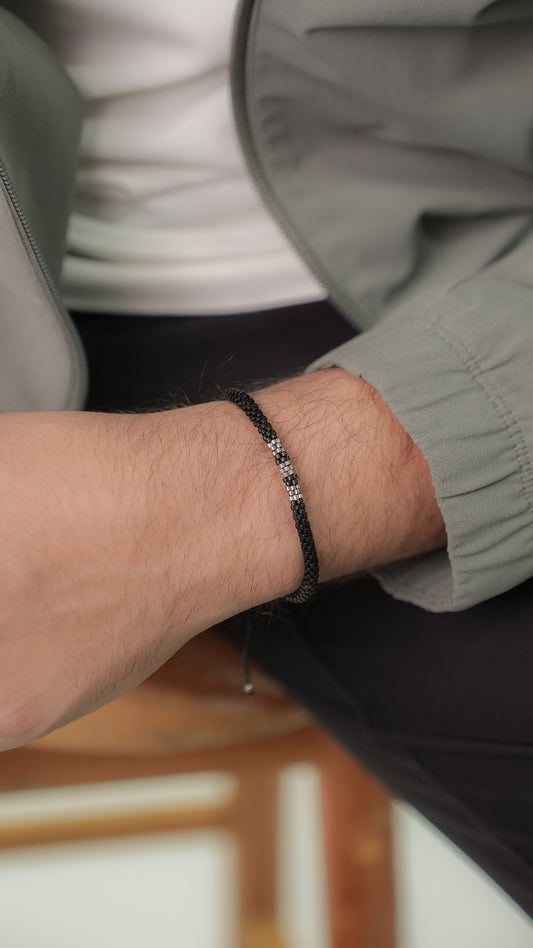 Pulsera Miyuki Caballero redonda negro centro plata y gris