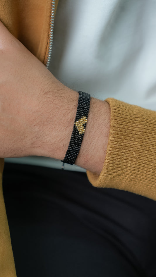Brazalete Miyuki negro CORAZÓN dorado