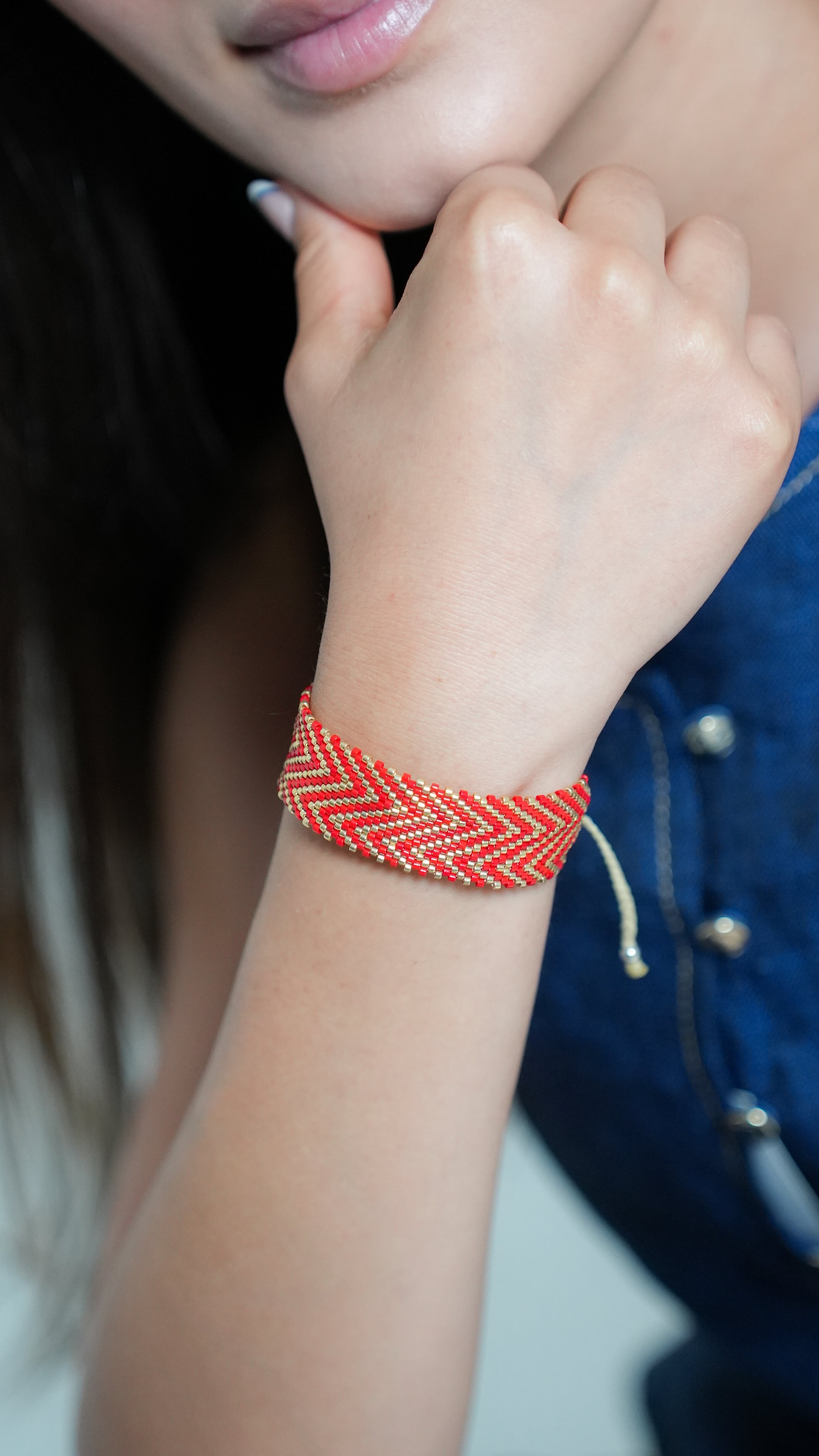 Pulsera Miyuki grande flechas rojo dorado