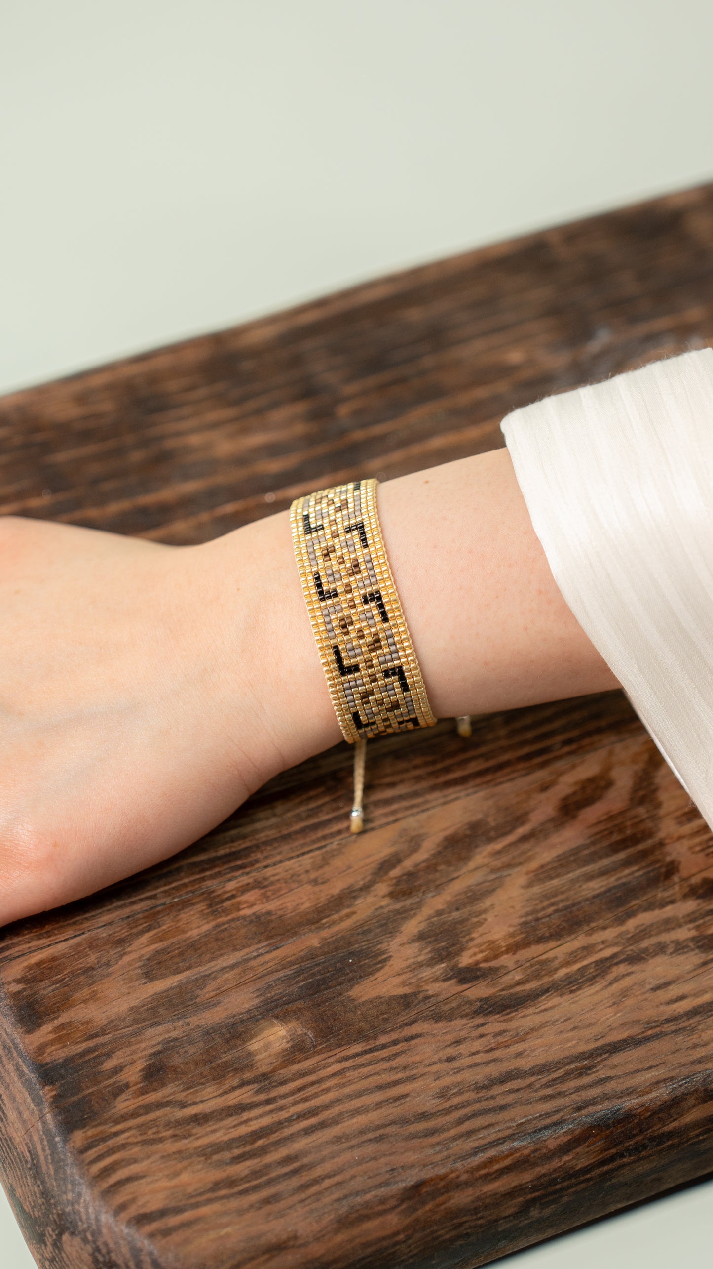 Pulsera Miyuki grande dorada cuadros oxford negro