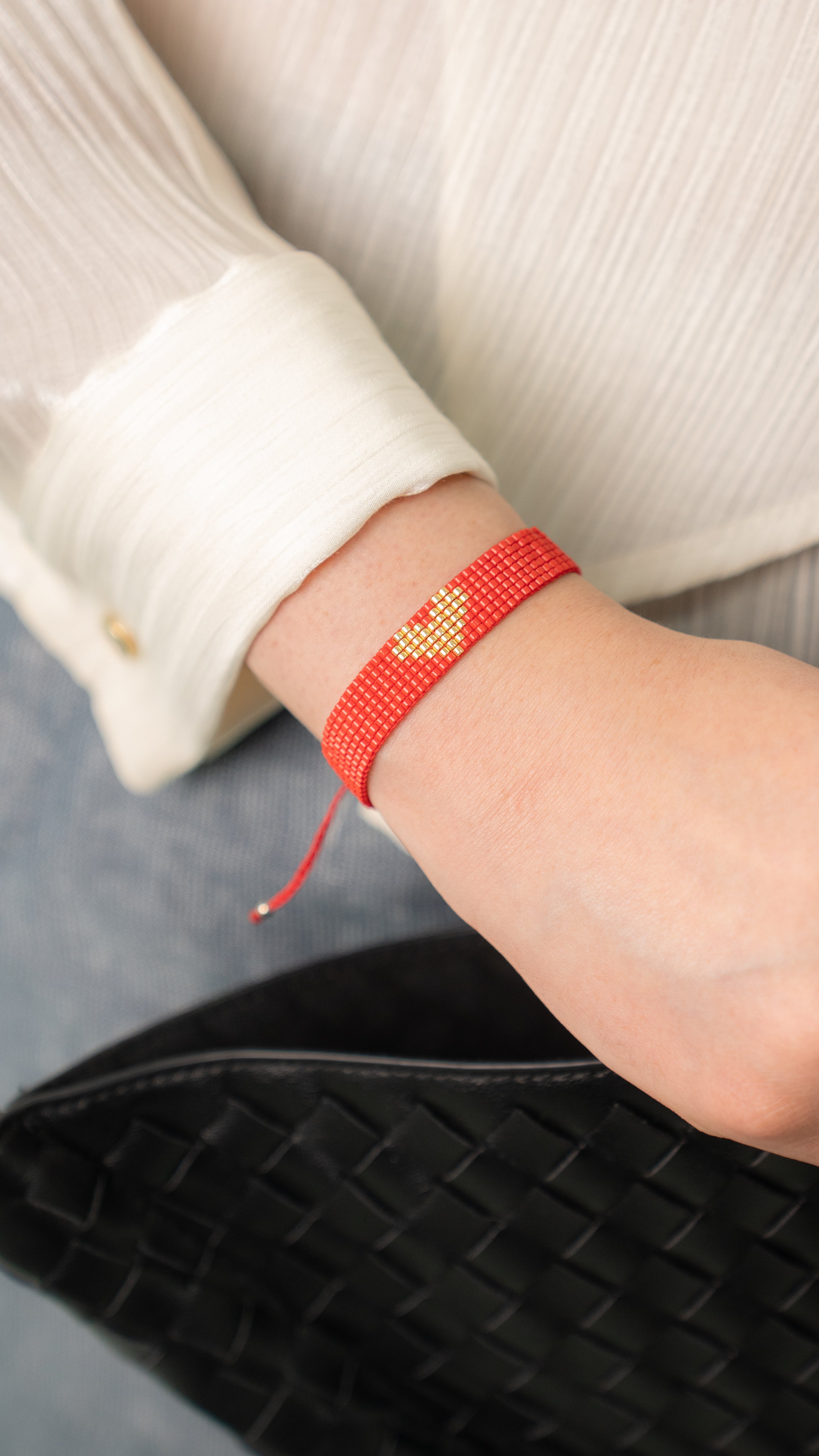 Brazalete Miyuki rojo CORAZÓN dorado