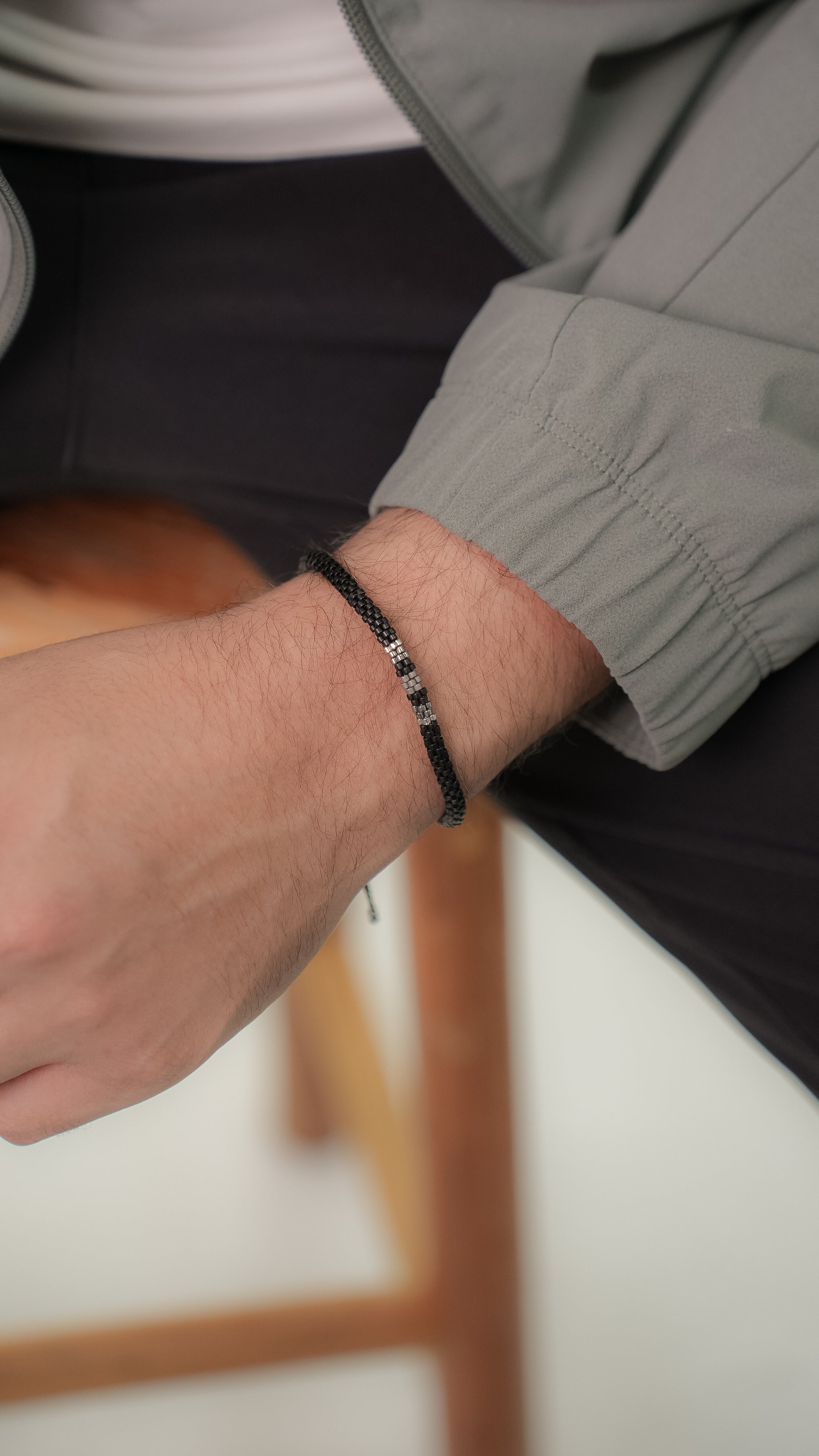 Pulsera Miyuki Caballero redonda negro centro plata y gris