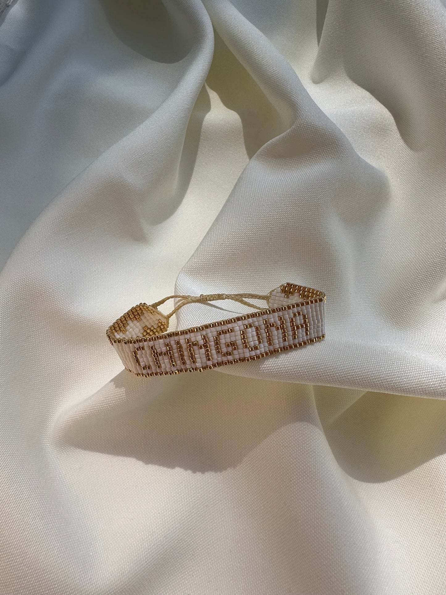 Brazalete CHINGONA blanco y dorado