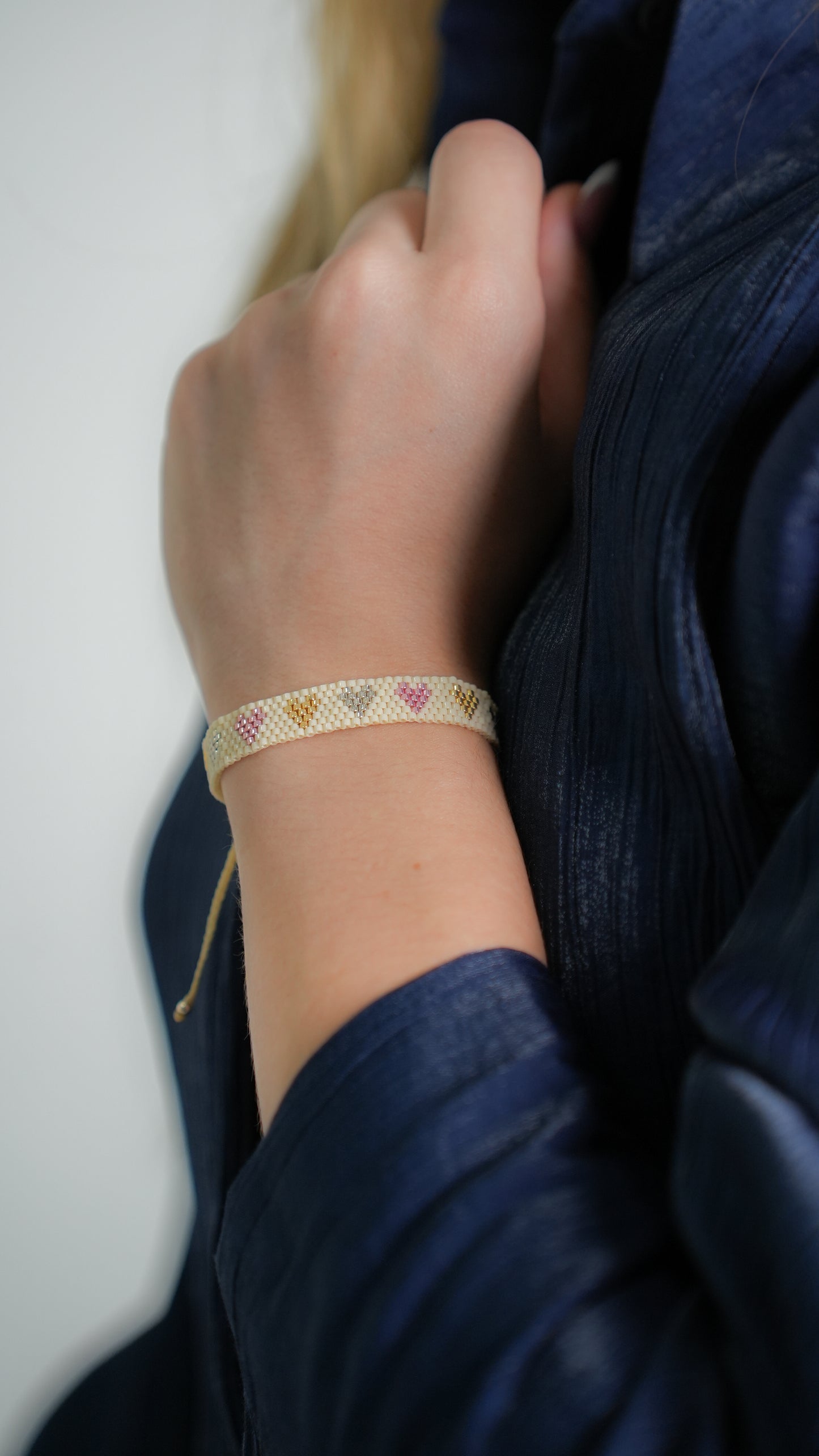 Pulsera miyuki beige corazones metálicos