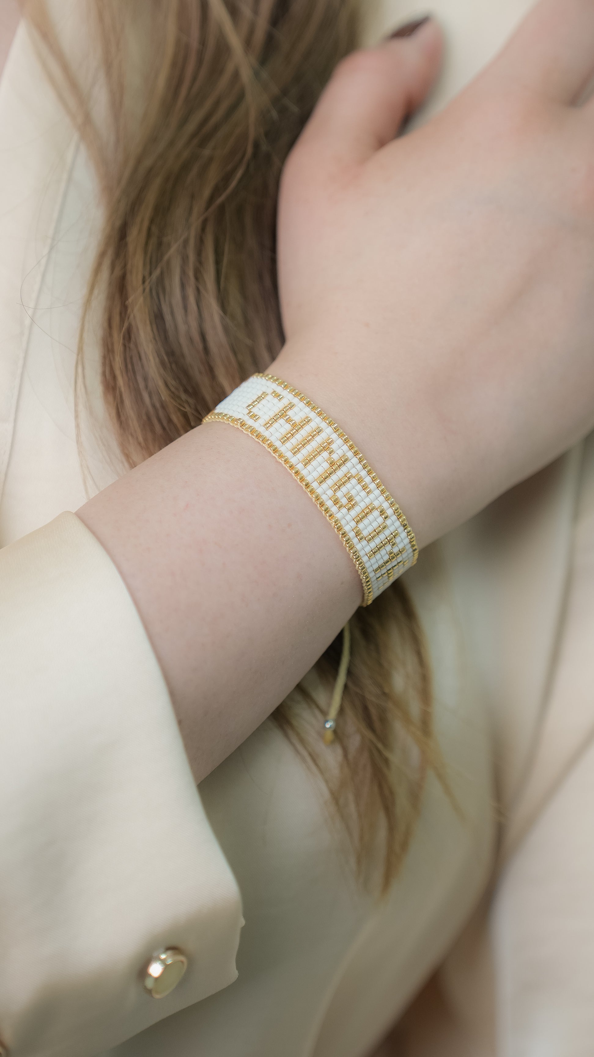 Brazalete CHINGONA blanco y dorado