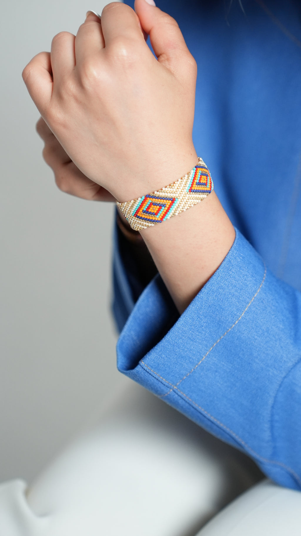 Pulsera Miyuki grande rombo colores lineas beige dorado