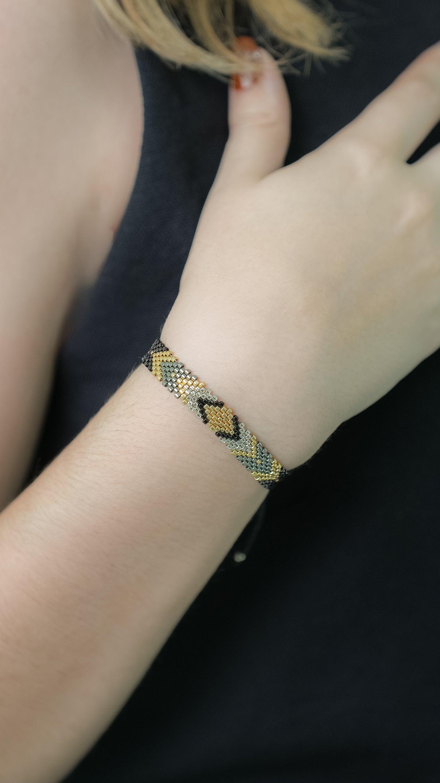 Pulsera Miyuki chica rombo negro dorado