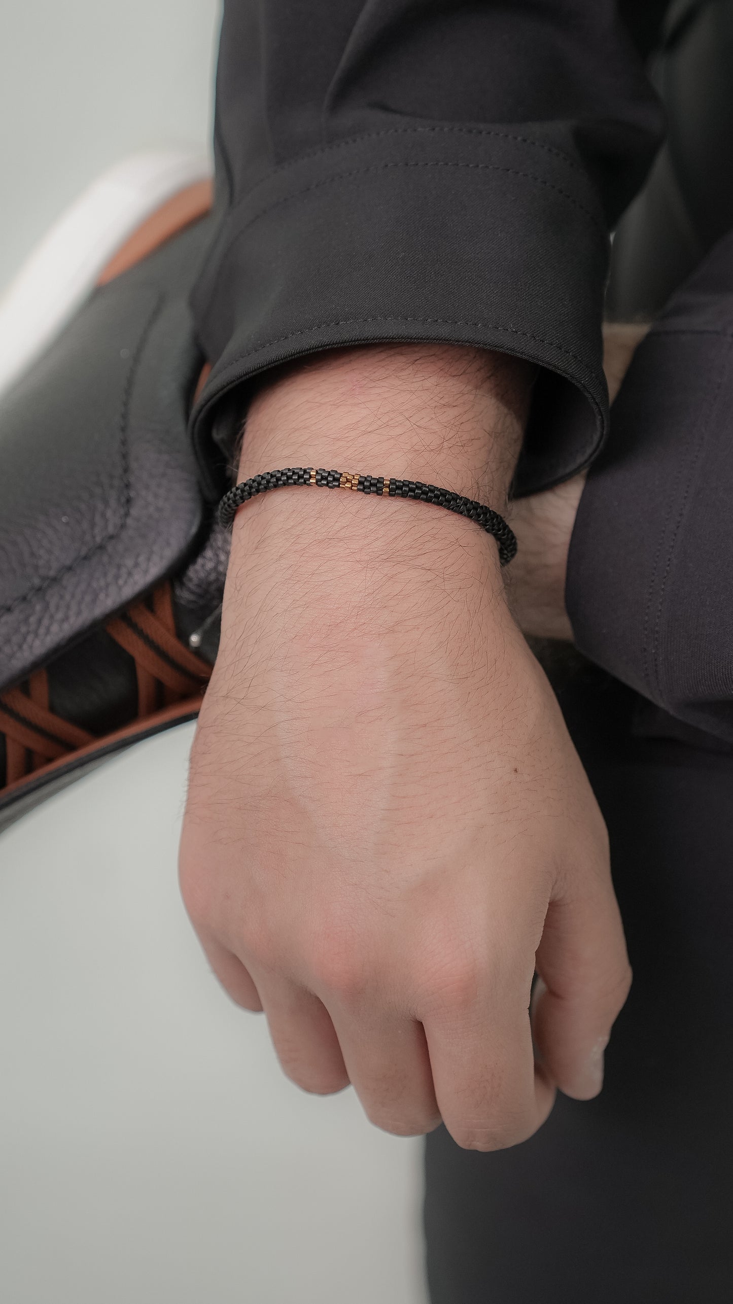 Pulsera Miyuki Caballero redonda negro centro ocre