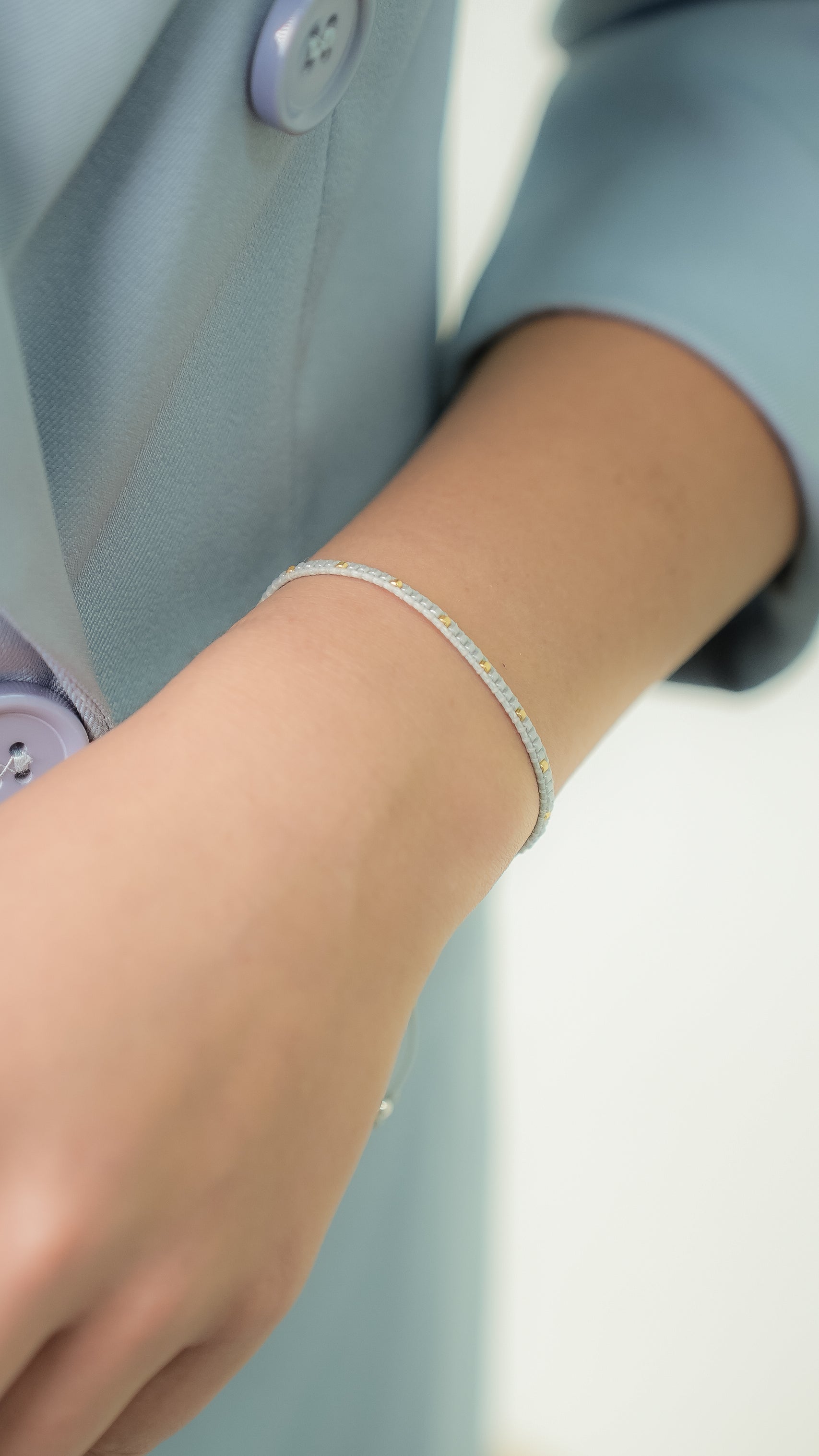 Pulsera Miyuki LINEA SENCILLA gris azulado oro