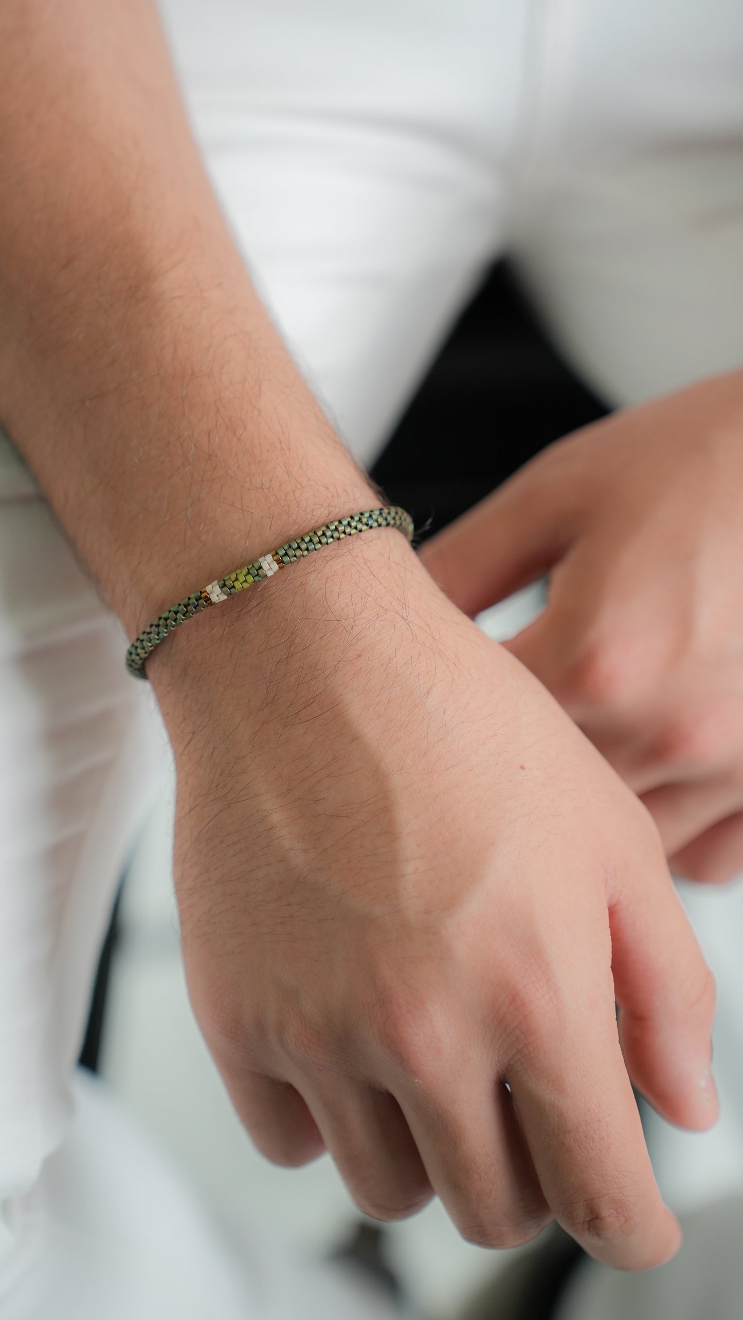 Pulsera Miyuki Caballero redonda verde militar centro olivo blanco