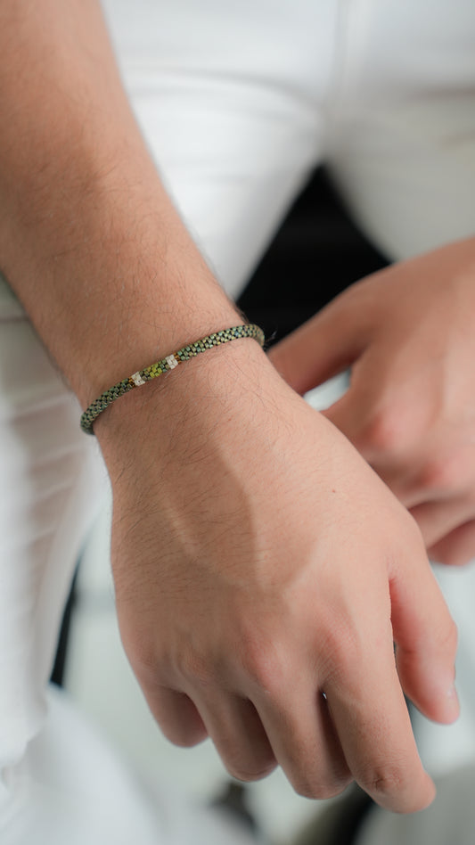 Pulsera Miyuki Caballero redonda verde militar centro olivo blanco