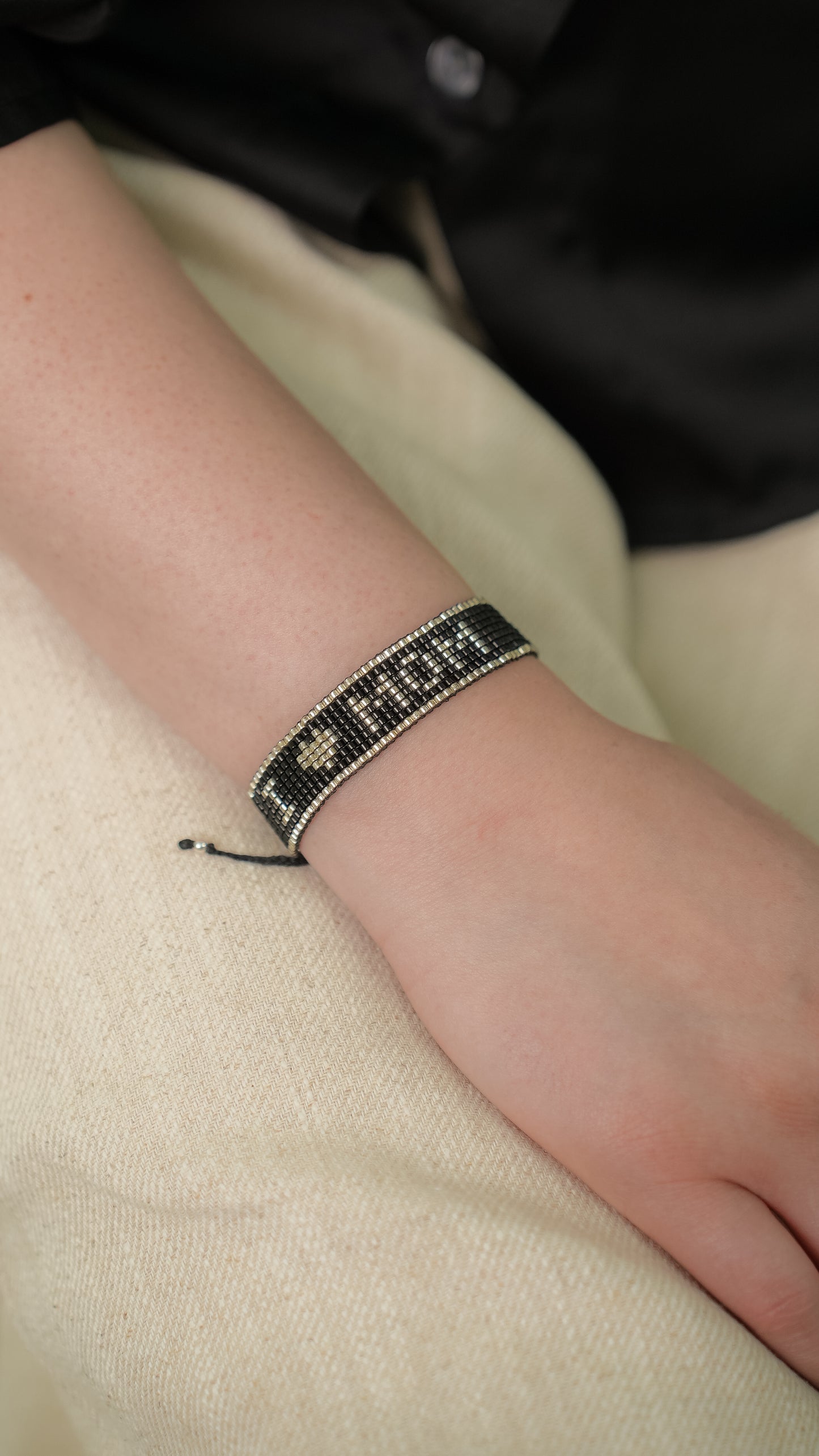 Brazalete I LOVE MOM negra con plateado