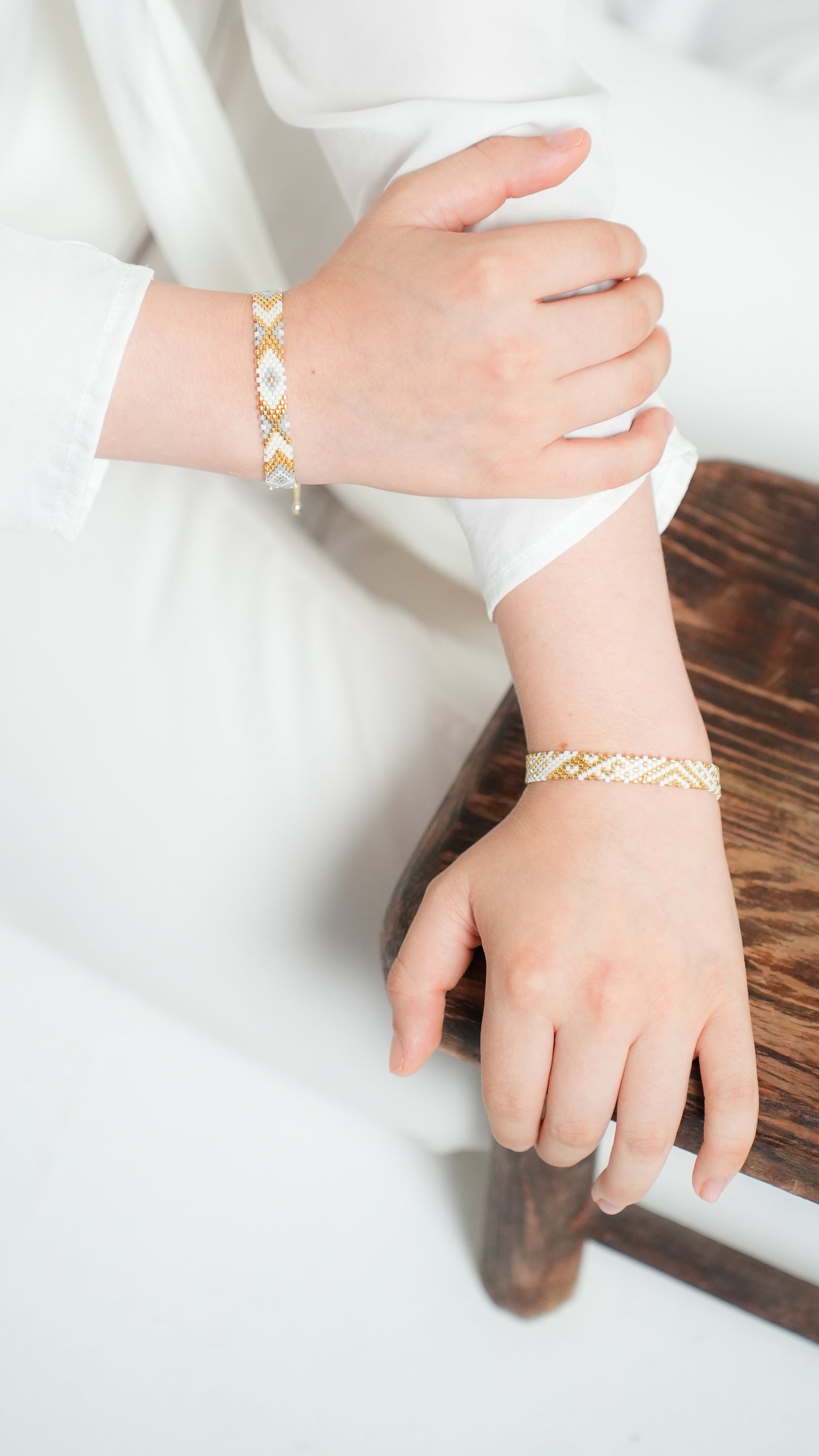 Pulsera Miyuki chica blanca piramide dorada